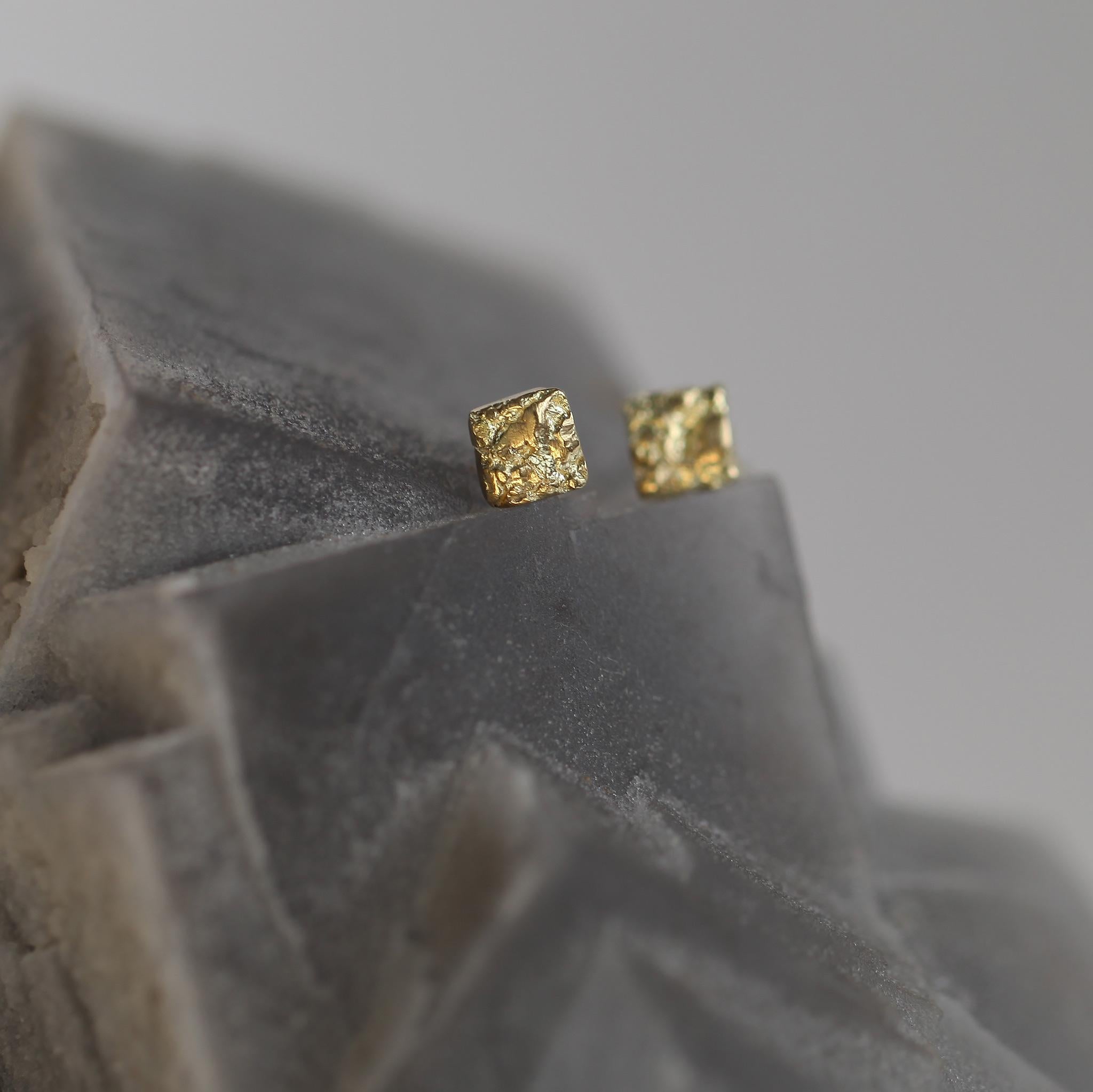 Moderne Boucles d'oreilles unisexe en or jaune 18 carats texturés en vente