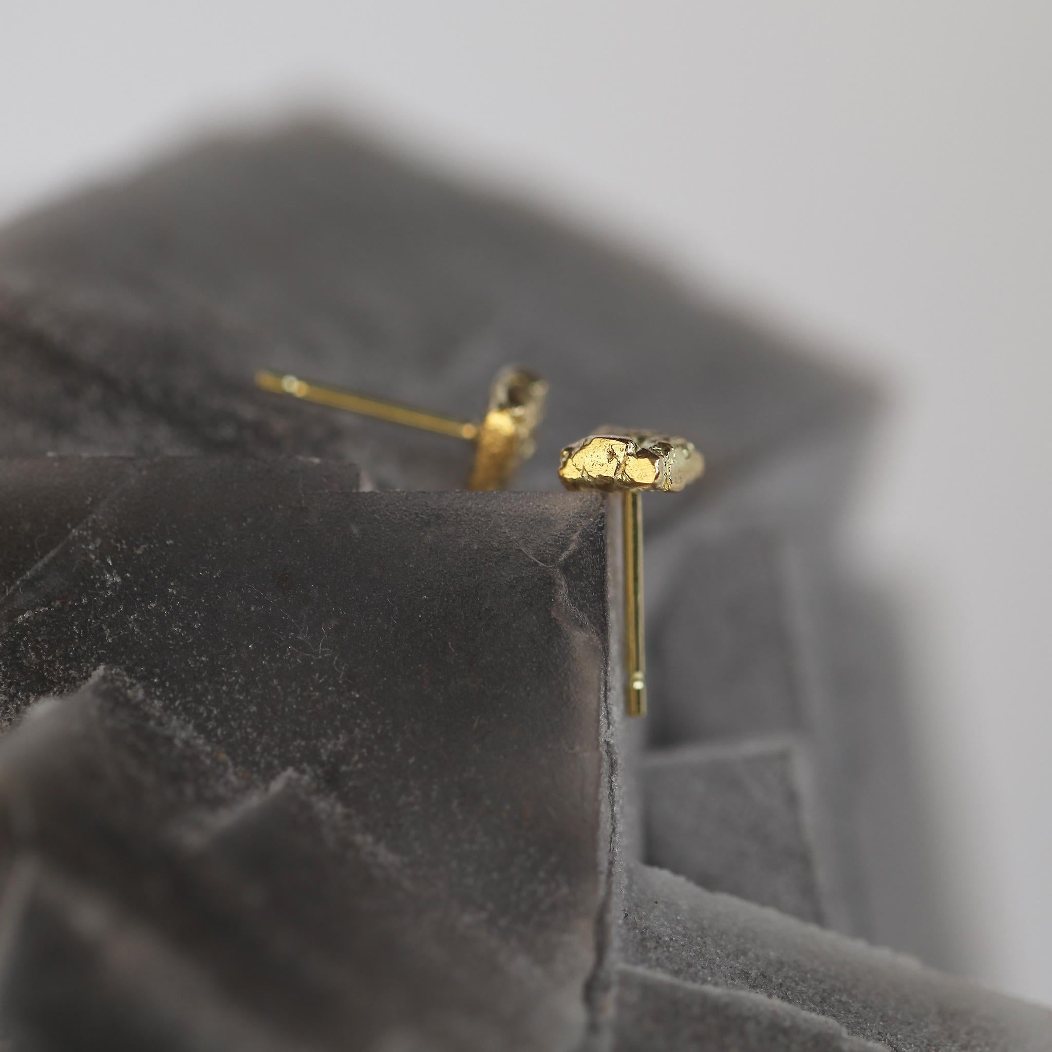 Boucles d'oreilles unisexe en or jaune 18 carats texturés Neuf - En vente à London, England