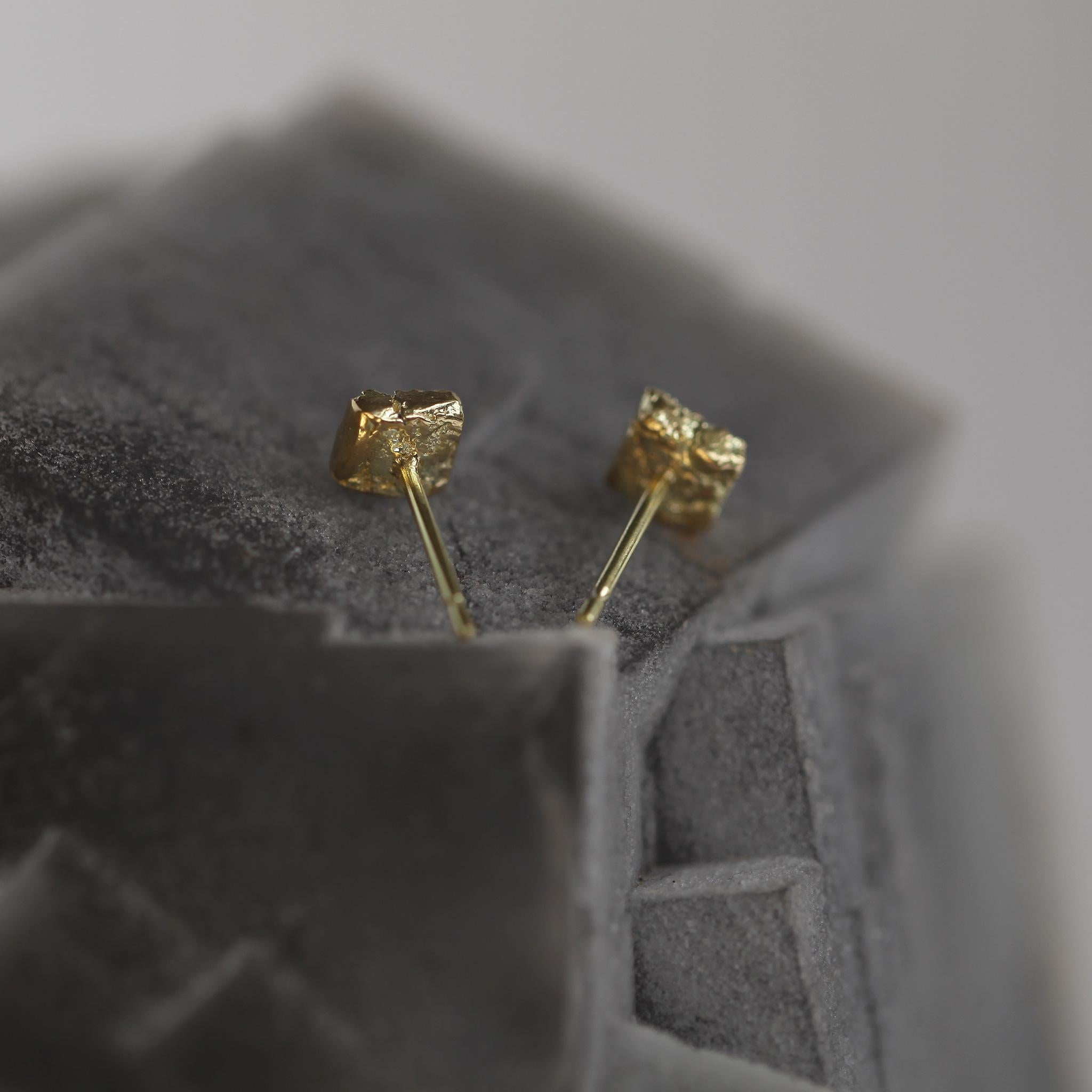 Boucles d'oreilles unisexe en or jaune 18 carats texturés Unisexe en vente