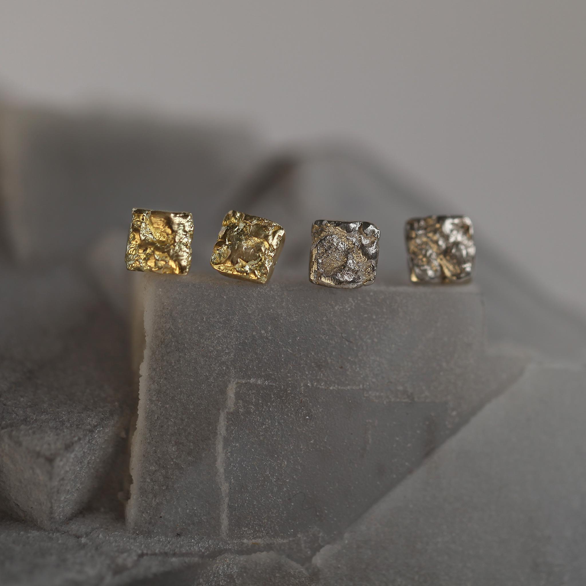 Boucles d'oreilles unisexe en or jaune 18 carats texturés en vente 2