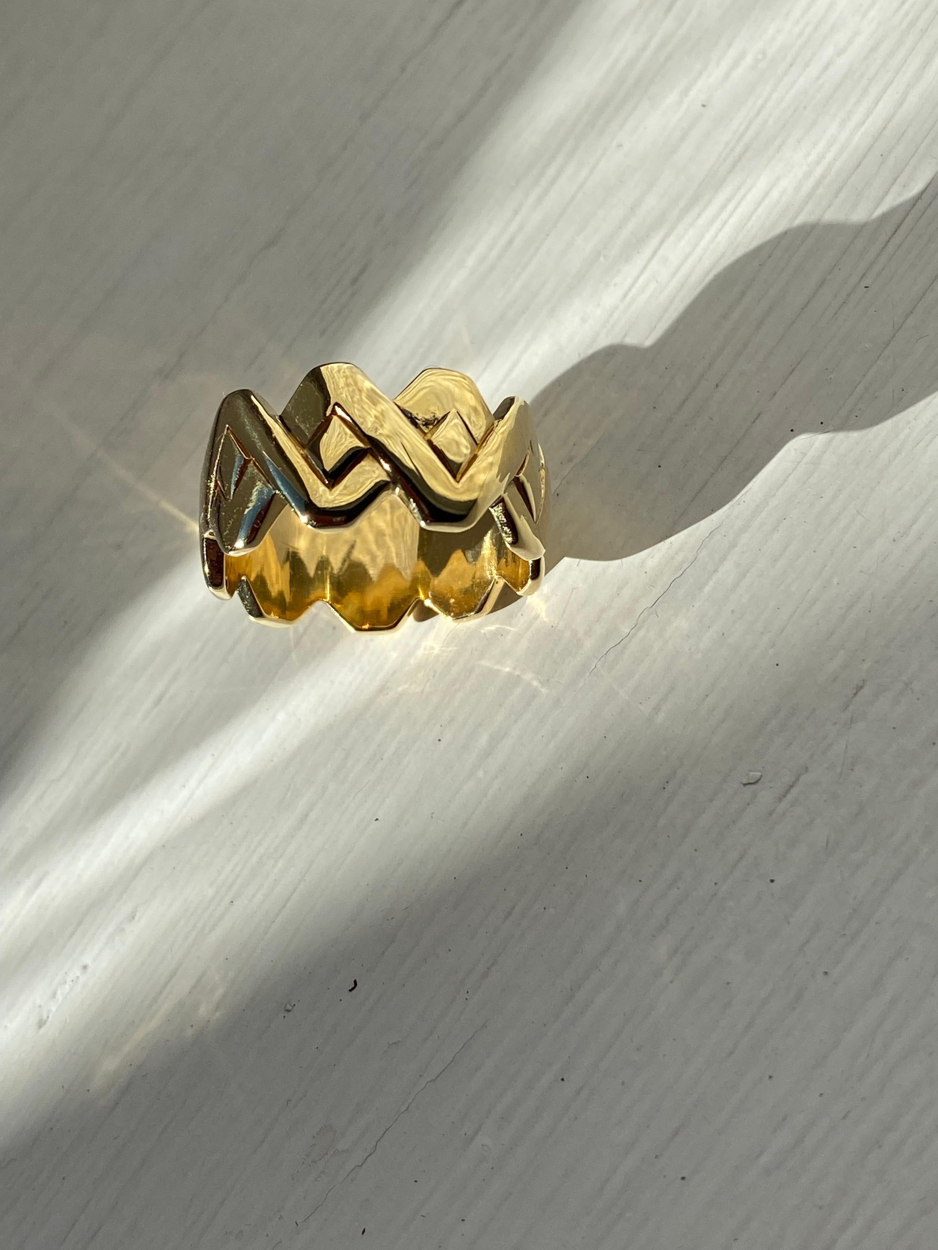 Unisex 18K Yellow Gold Twisted Modern Band Ring In New Condition For Sale In Rome, IT