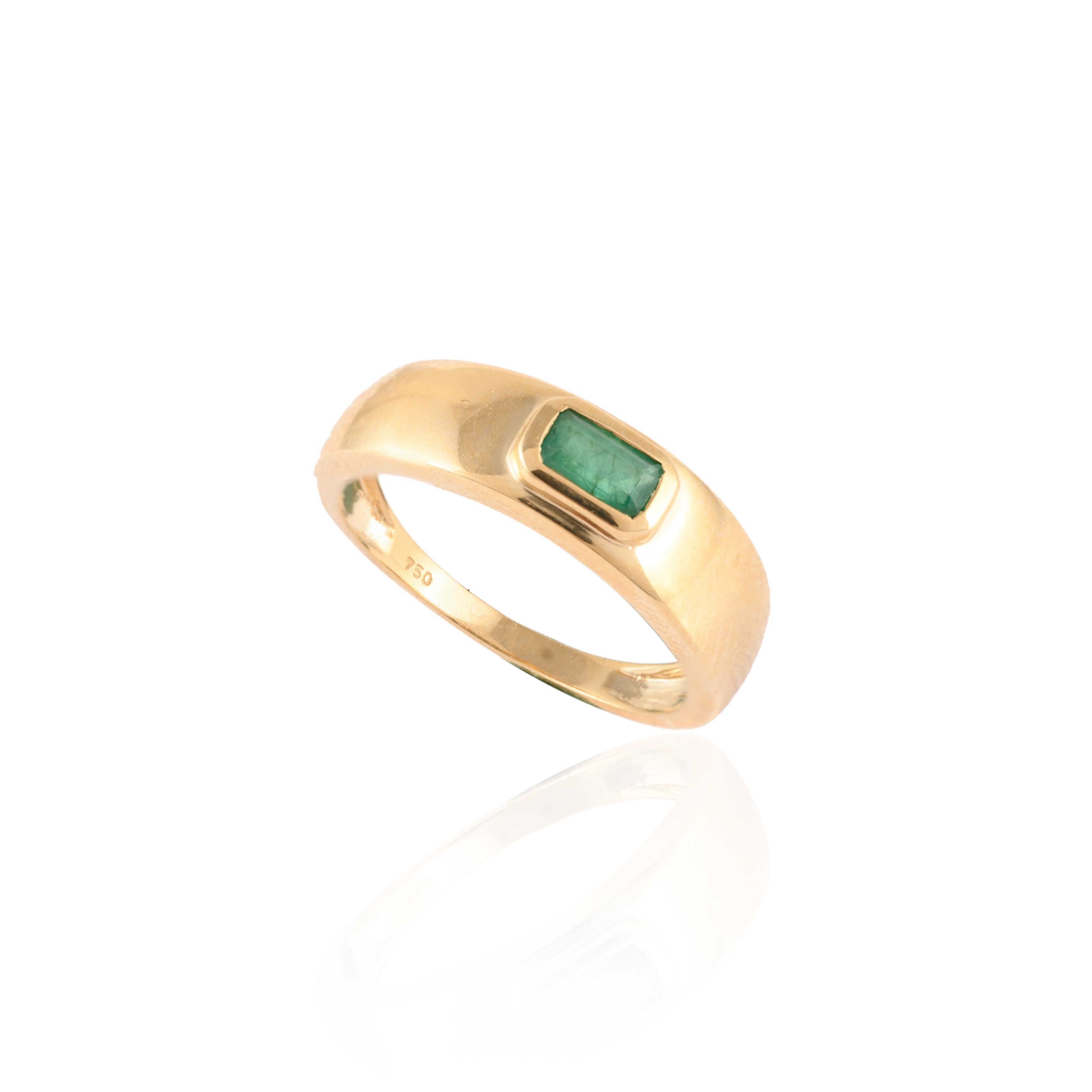 For Sale:  Unisex Natural Baguette Cut Emerald May Birthstone Ring in 18k Yellow Gold 8