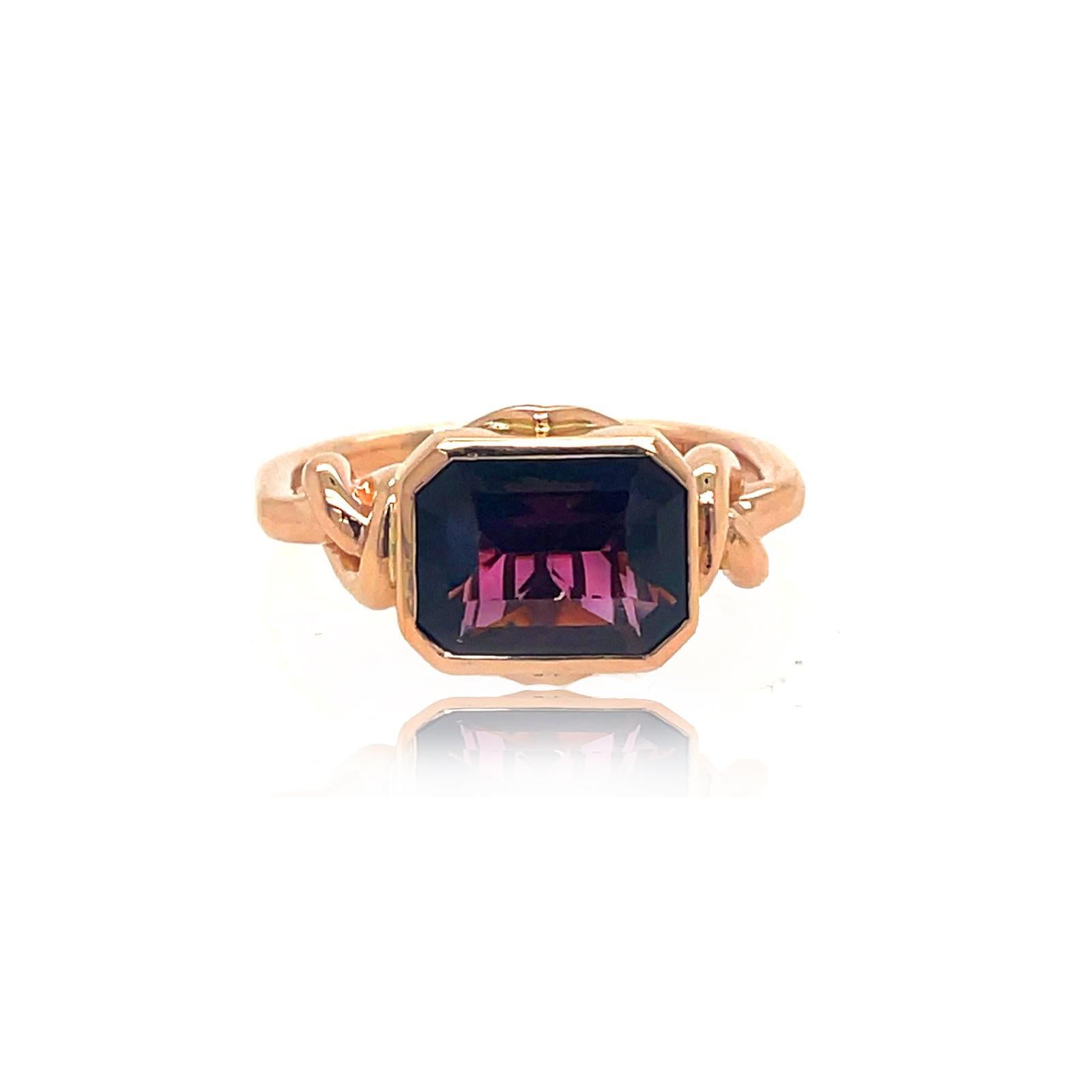 
Audacemente glamour e smaccatamente seducente. Questo anello da urlo è caratterizzato da uno splendido spinello incastonato, abbracciato da potenti corde dorate che convergono in due nodi ai lati della preziosa pietra, unica nel suo