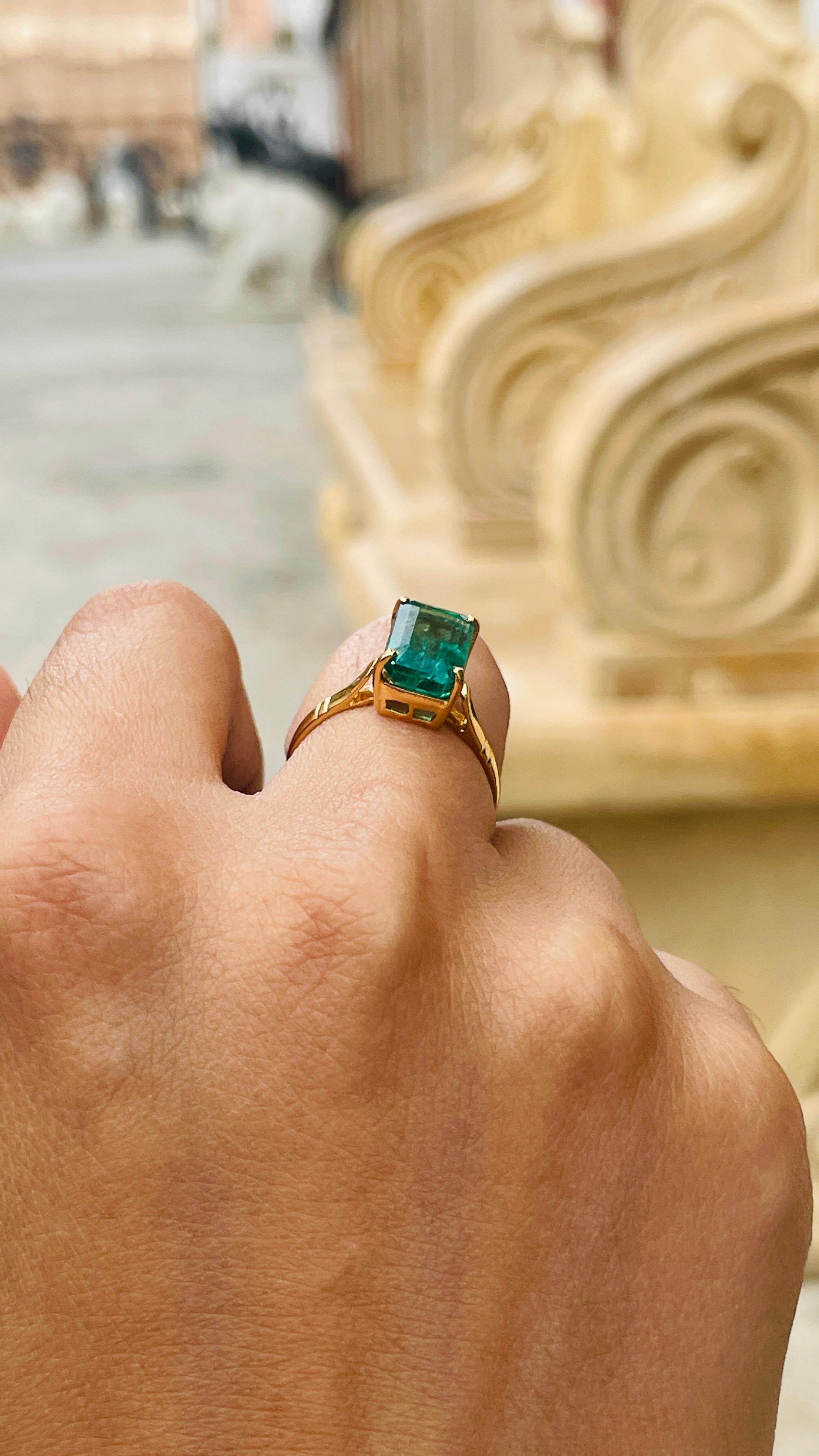En vente :  Bague solitaire unisexe en or jaune massif 18 carats avec émeraude du Zimbabwe de 3,23 carats poids total 3