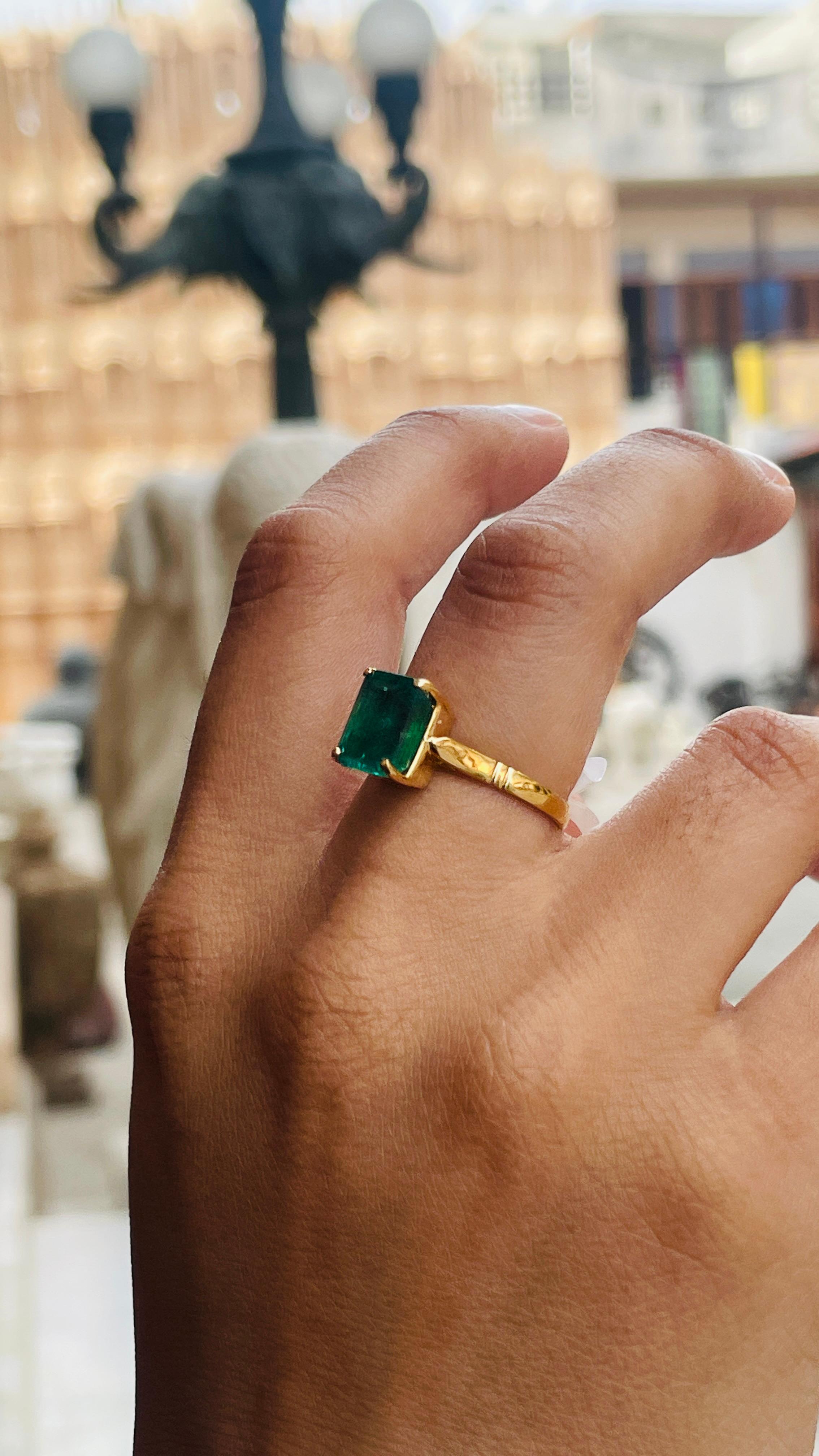En vente :  Bague solitaire unisexe en or jaune massif 18 carats avec émeraude du Zimbabwe de 3,23 carats poids total 5