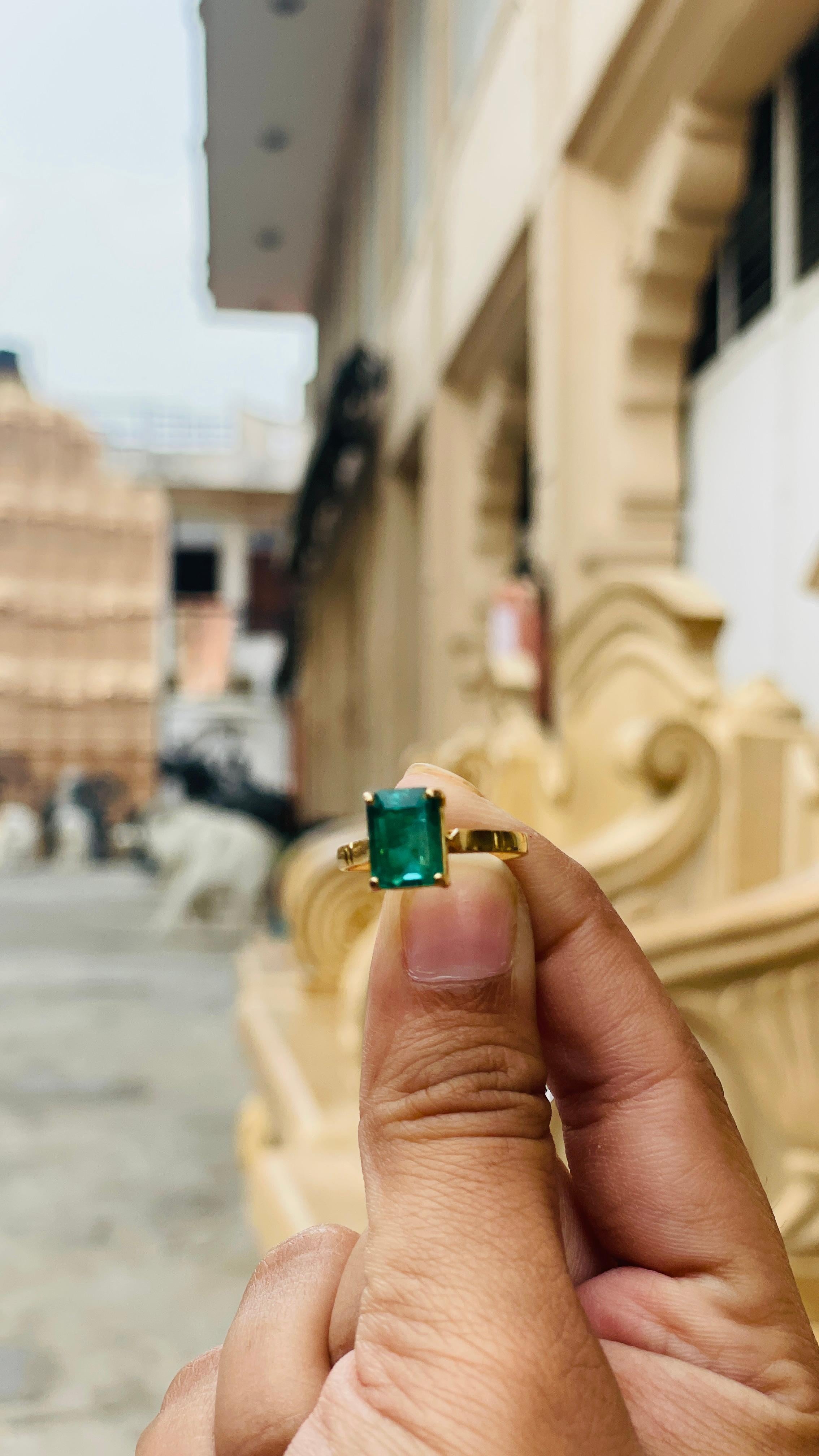En vente :  Bague solitaire unisexe en or jaune massif 18 carats avec émeraude du Zimbabwe de 3,23 carats poids total 9
