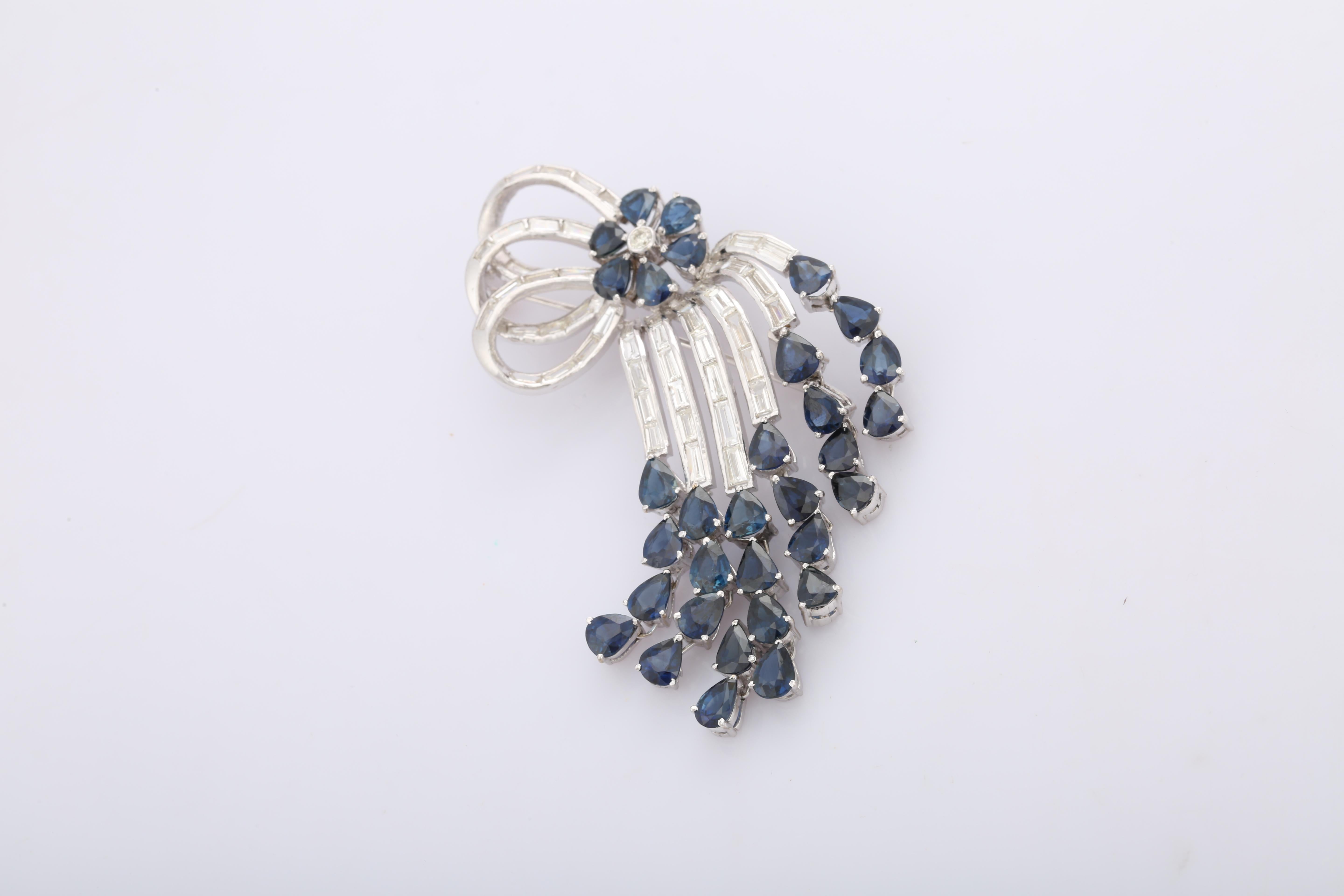 Exquisite Unisex-Brosche aus 18-karätigem Gold mit 3,52 Karat Diamanten und 15,40 Karat Saphiren, die eine Mischung aus Surrealismus und Pop-Art ist und ein kühnes Statement abgeben soll. Der mit viel Liebe zum Detail gefertigte Schmuck besteht aus