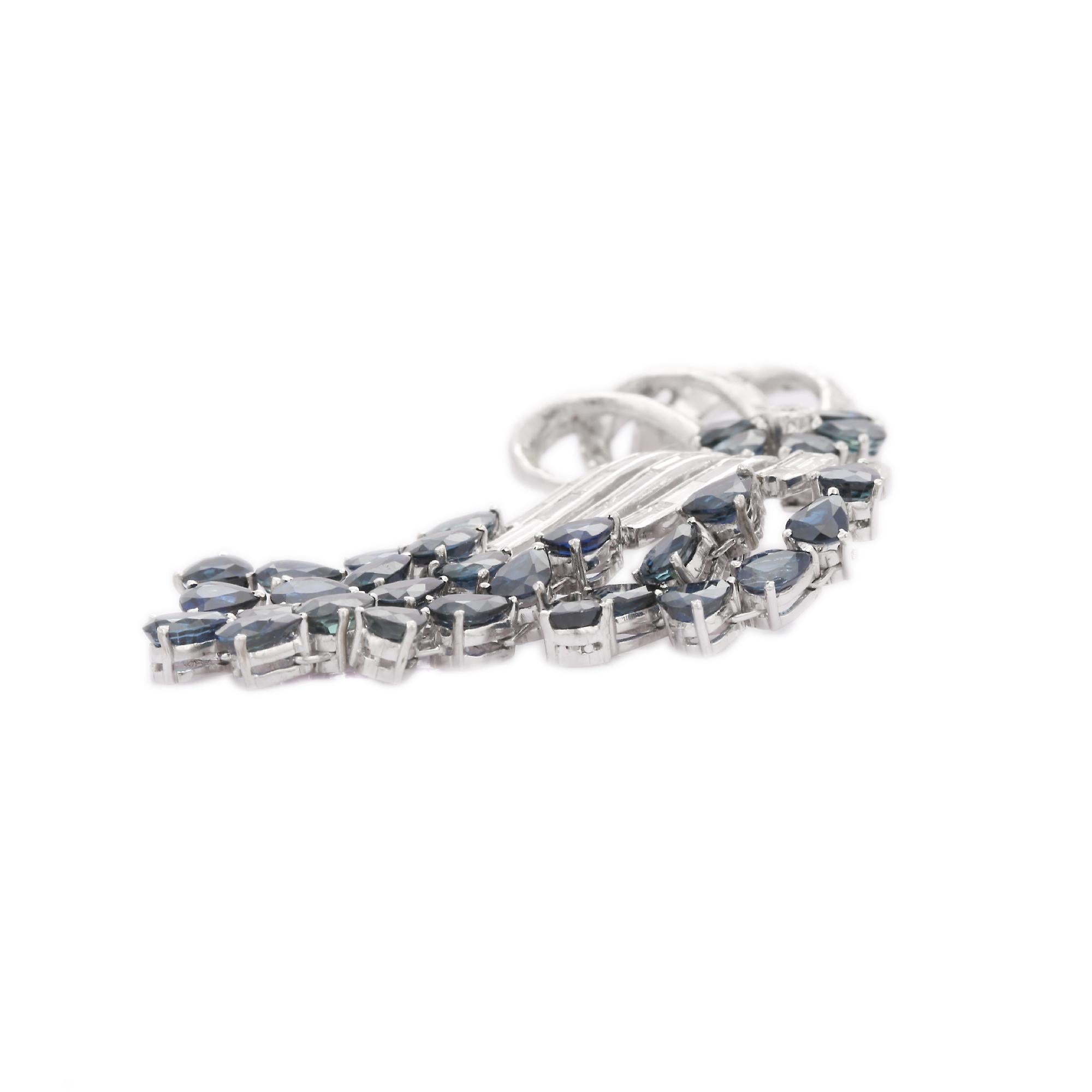 Exquisite Unisex-Brosche aus 18 Karat Weißgold mit 3,52 Karat Diamant und 15,40 Karat Saphir (Tropfenschliff) im Angebot
