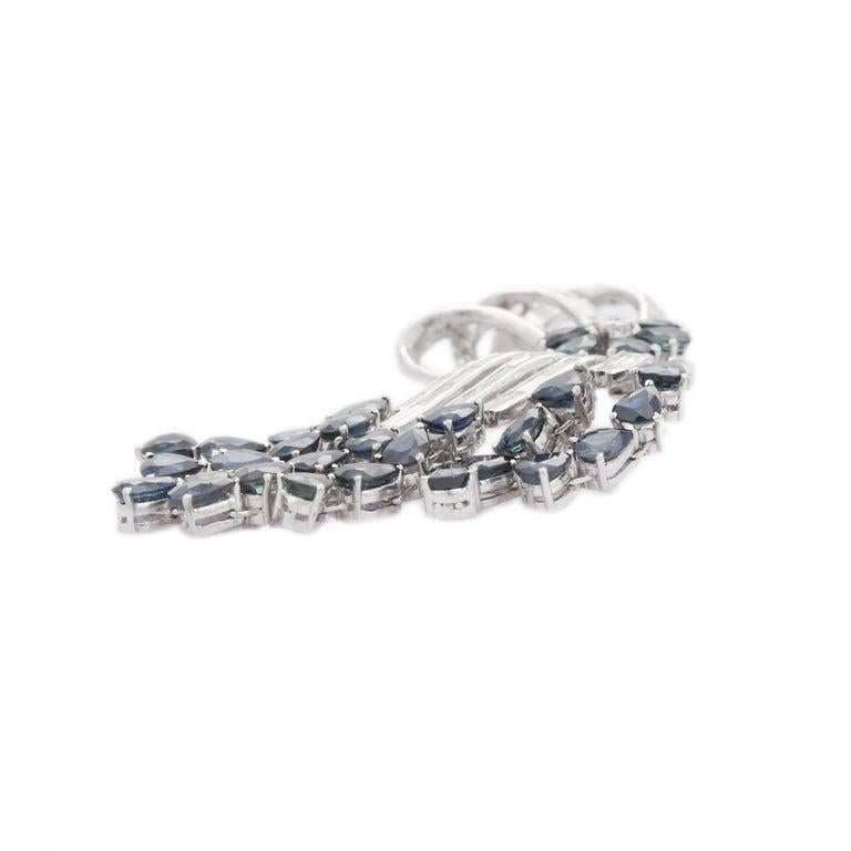 Exquisite Unisex-Brosche aus 18 Karat Weißgold mit 3,52 Karat Diamant und 15,40 Karat Saphir im Angebot 2