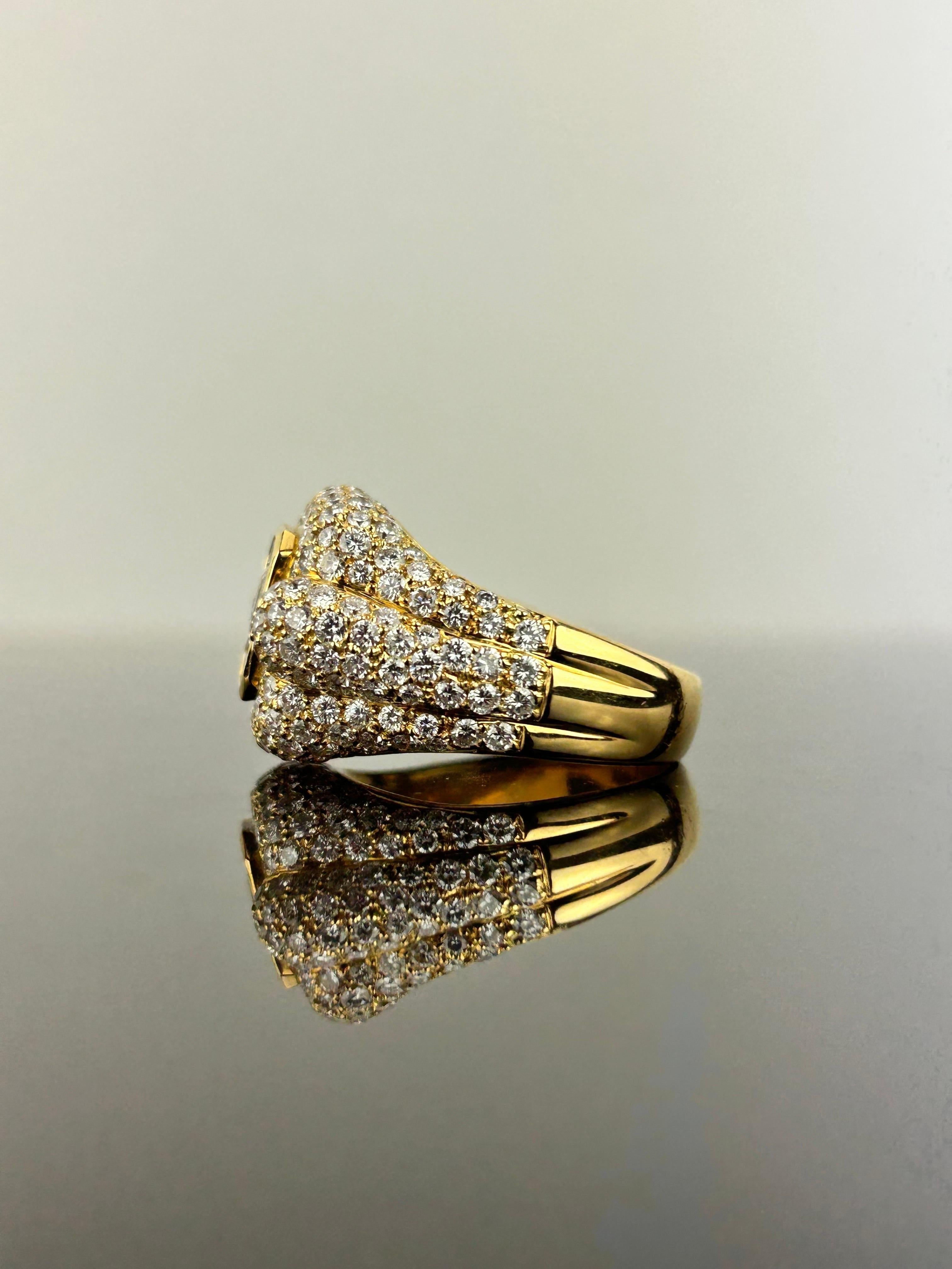 Ein atemberaubender weißer Diamant von 5,13 Karat in VVS-Qualität, gefasst in massivem 26 Gramm 18 Karat Gelbgold. Der Ring ist unisex, Größe US 9.25, kann in der Größe geändert werden. Das Zentrum ist unsichtbar gesetzt Diamanten, mit einem