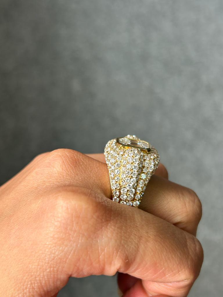 Unisex 5.13 Carat Diamond and 18k Yellow Gold Cluster Ring In New Condition For Sale In Bangkok, Thailand
