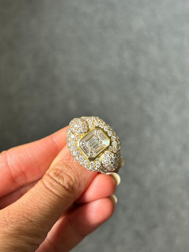 Bague à grappe unisexe en or jaune 18 carats et diamants de 5,13 carats en vente 1