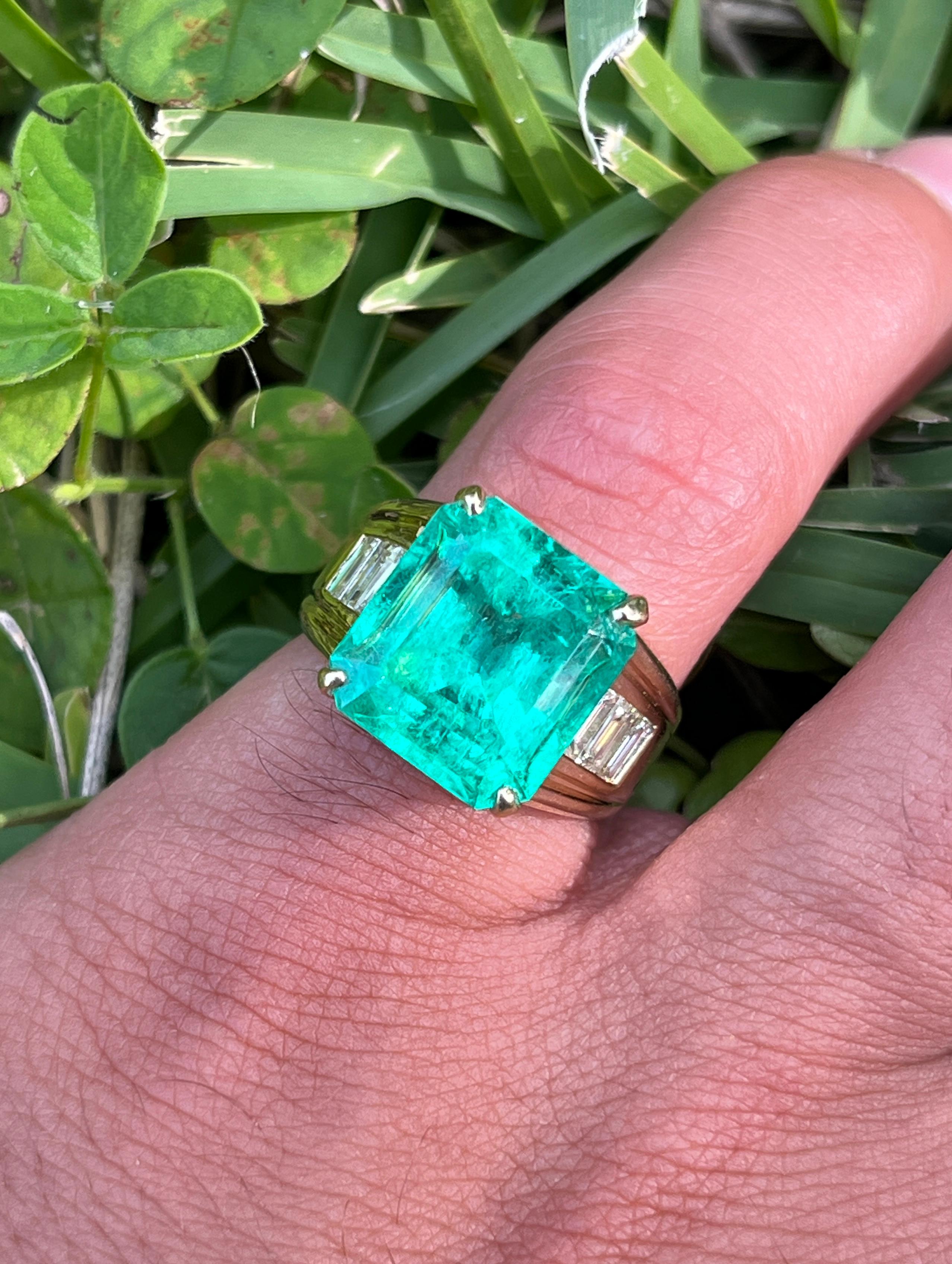 GIA Certified 8.64 Carat Colombian Emerald & Baguette Diamond Ring in 18K Gold  For Sale 3