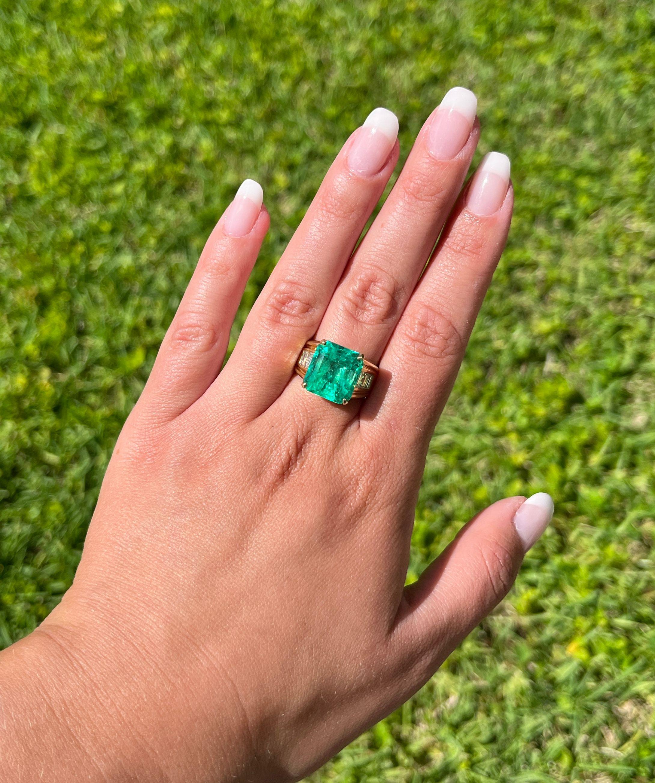 Art Deco GIA Certified 8.64 Carat Colombian Emerald & Baguette Diamond Ring in 18K Gold  For Sale