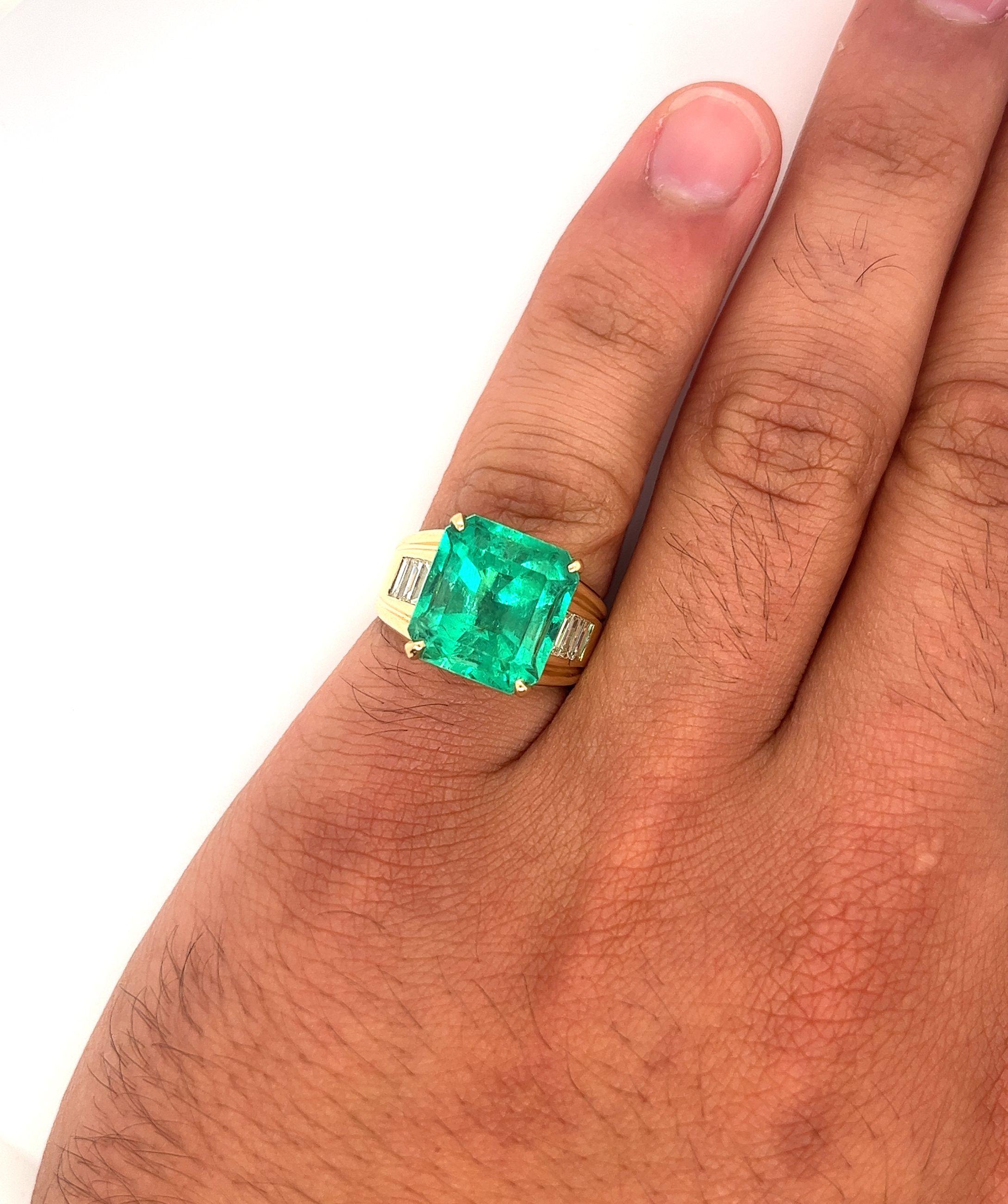 Women's or Men's GIA Certified 8.64 Carat Colombian Emerald & Baguette Diamond Ring in 18K Gold  For Sale