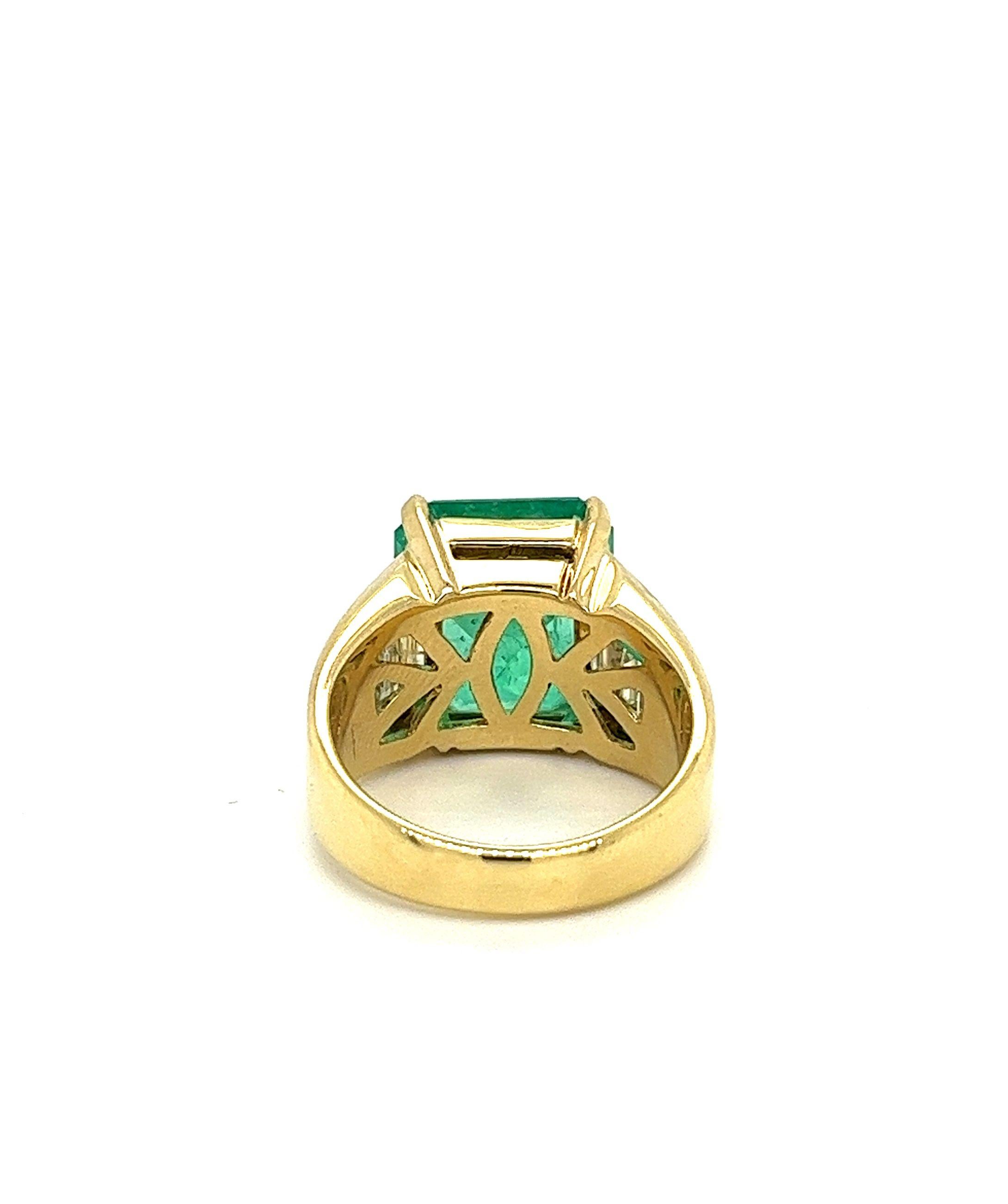 Women's or Men's GIA Certified 8.64 Carat Colombian Emerald & Baguette Diamond Ring in 18K Gold  For Sale