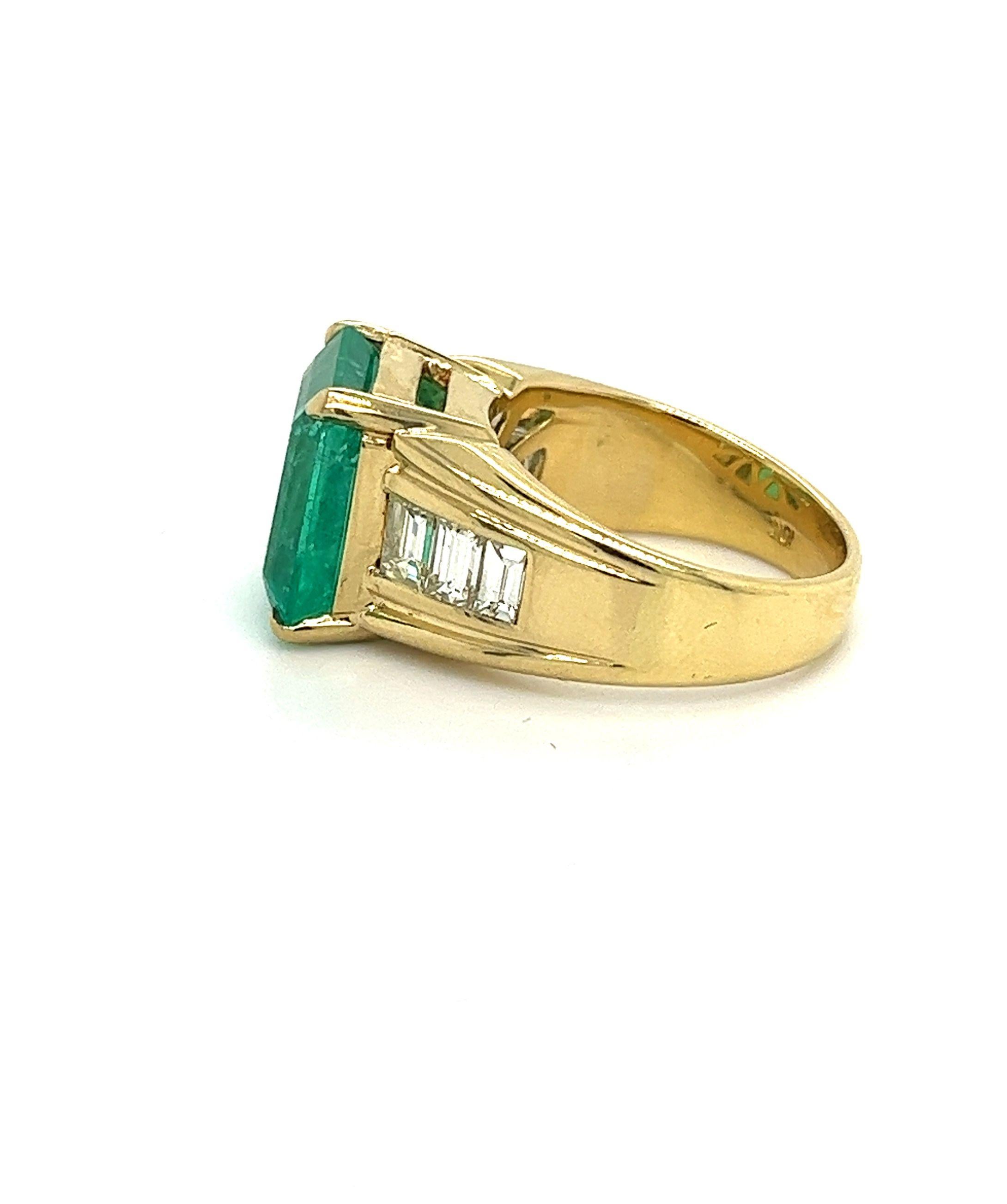 GIA Certified 8.64 Carat Colombian Emerald & Baguette Diamond Ring in 18K Gold  For Sale 1