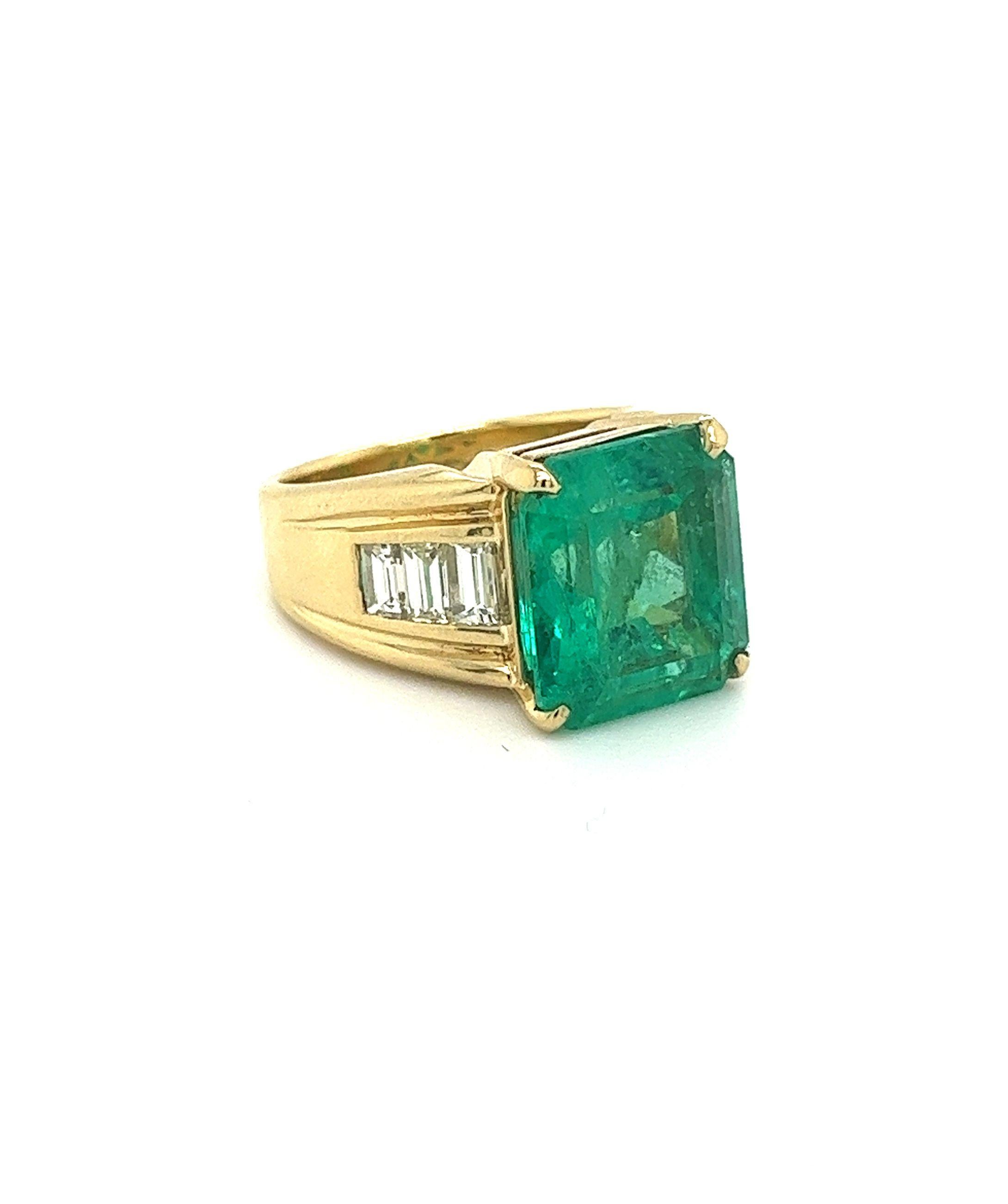 GIA Certified 8.64 Carat Colombian Emerald & Baguette Diamond Ring in 18K Gold  For Sale 2