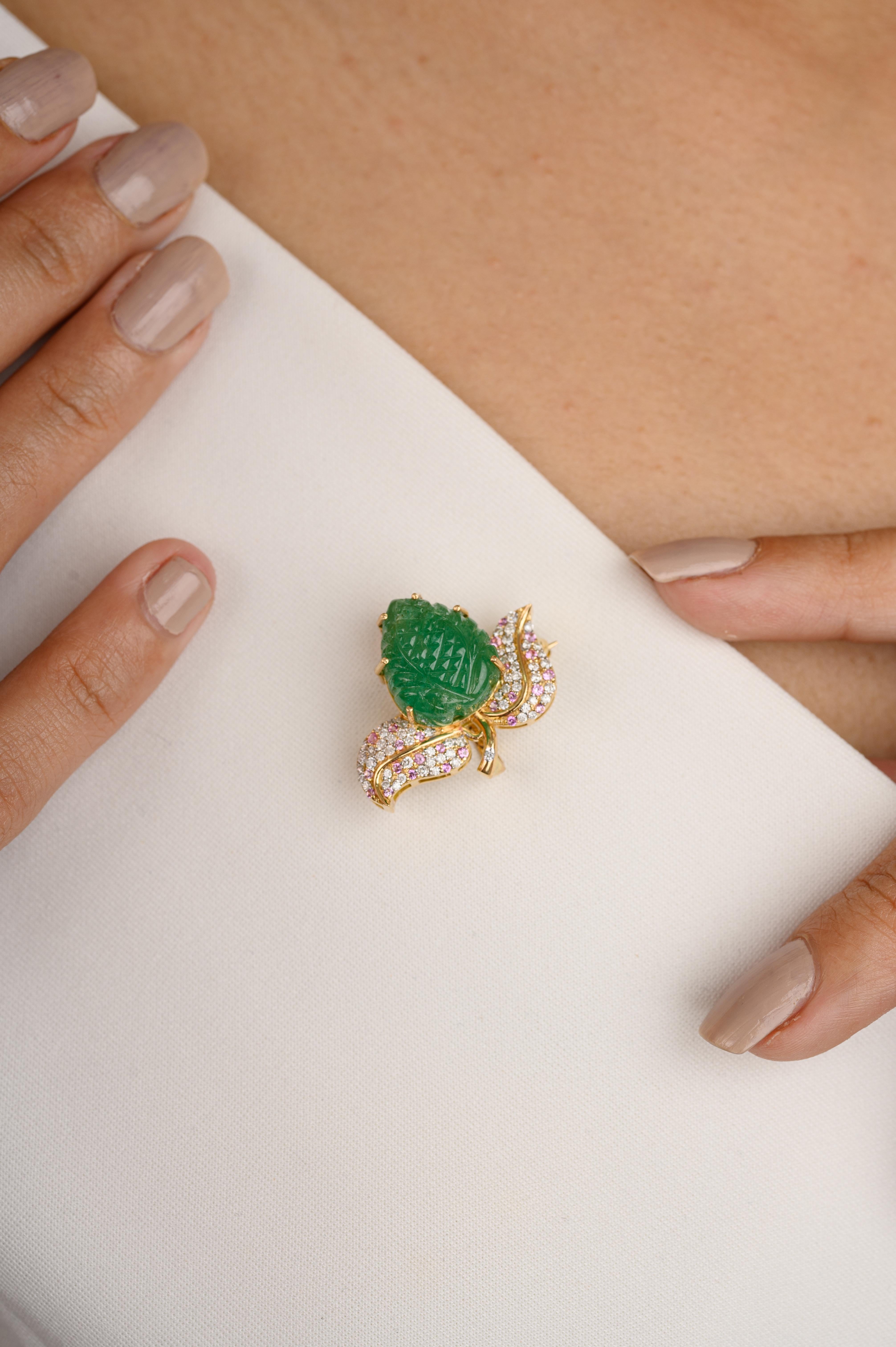 Unisex 8.88 Carat Emerald Diamond Brooch Wedding Gift in 18k Yellow Gold In New Condition For Sale In New York, NY