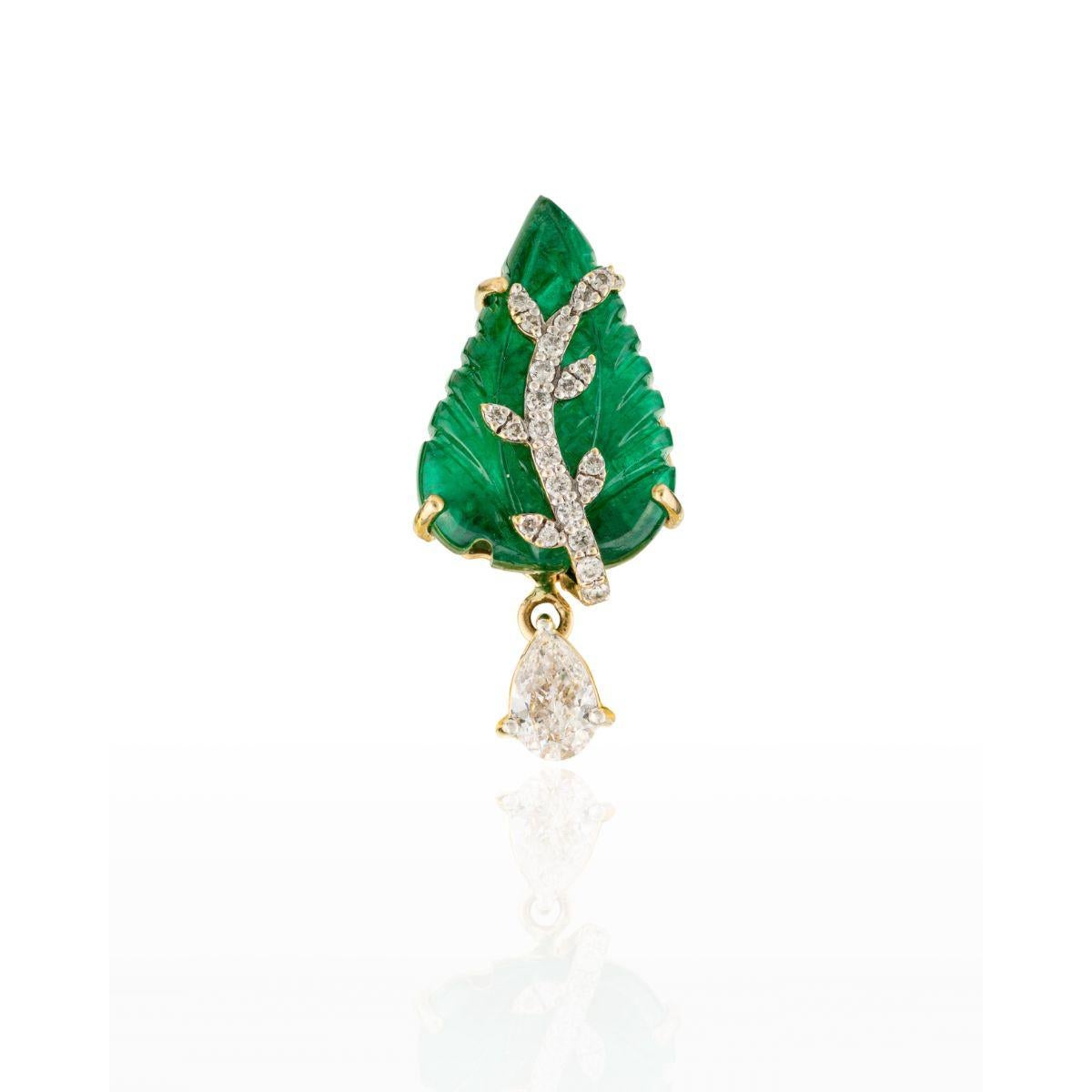 Unisex 9.99 Carat Carved Leaf Emerald Brooch with Diamonds in 18k Yellow Gold For Sale 2
