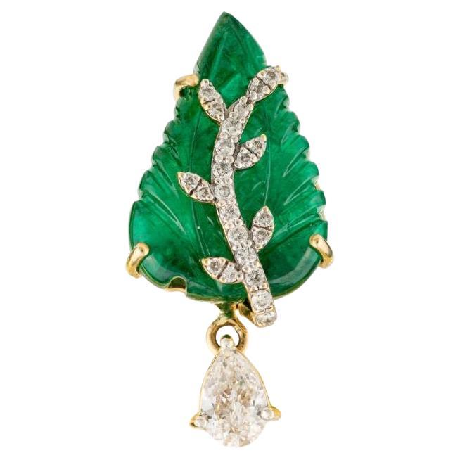 Broche unisexe en or jaune 18 carats avec émeraude sculptée en forme de feuille de 9,99 carats et diamants en vente