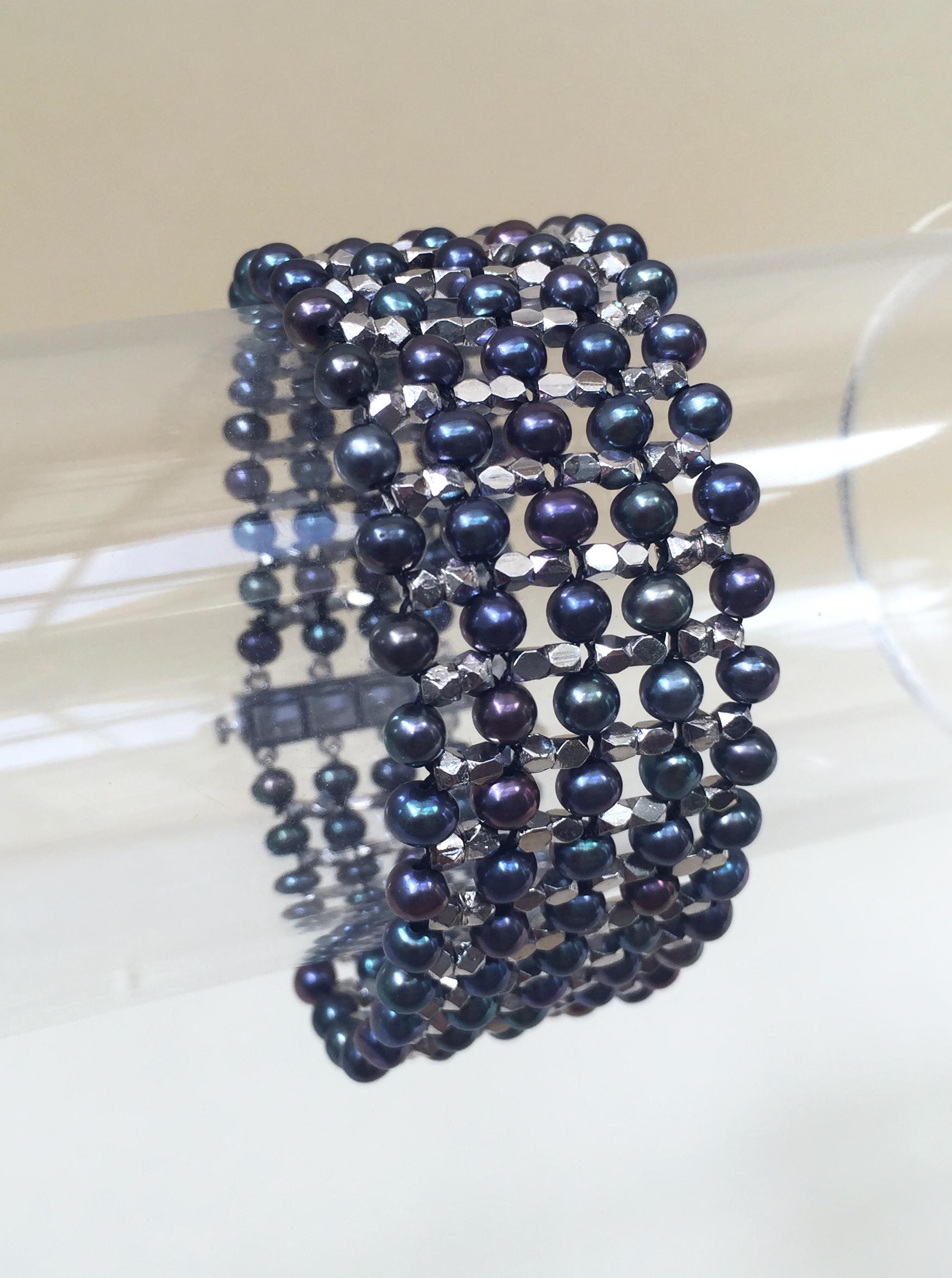Marina J, manchette unisexe en perles noires et perles d'argent sterling plaqué rhodium Unisexe en vente