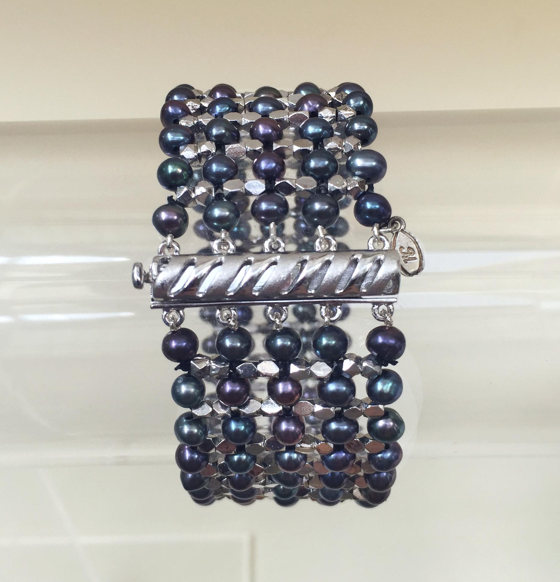 Marina J, manchette unisexe en perles noires et perles d'argent sterling plaqué rhodium en vente 3