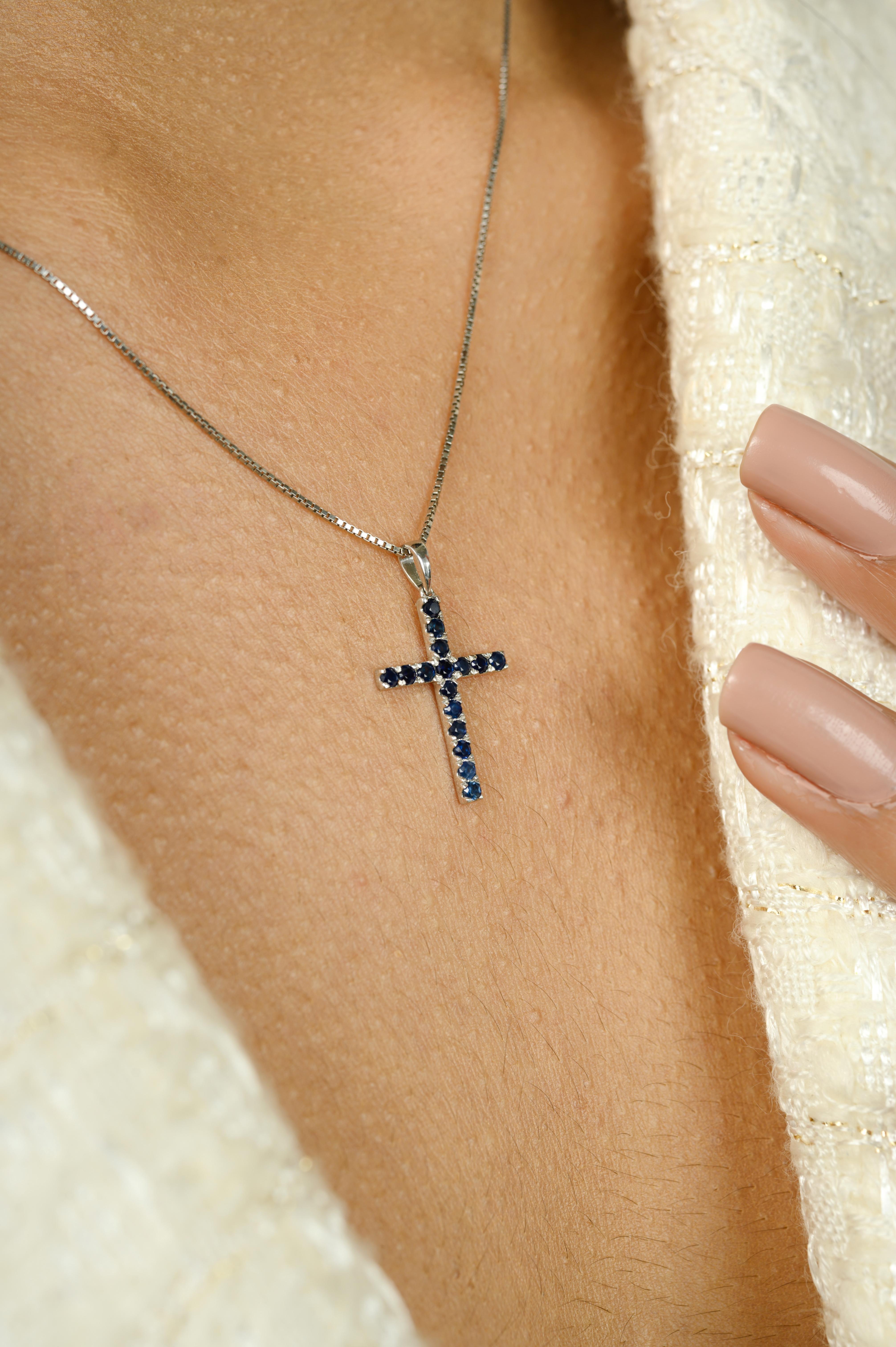Colgante unisex en forma de cruz de zafiro azul de oro blanco de 14 quilates Regalo para San Valentín en Nuevo estado para la venta en New York, NY