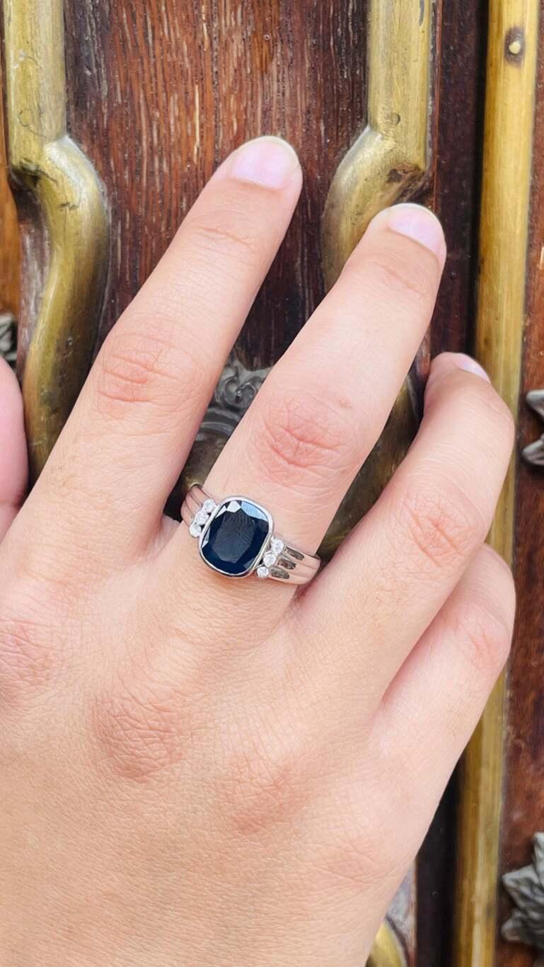 For Sale:  Unisex Blue Sapphire Wedding Ring with Diamonds in 18k Solid White Gold 4