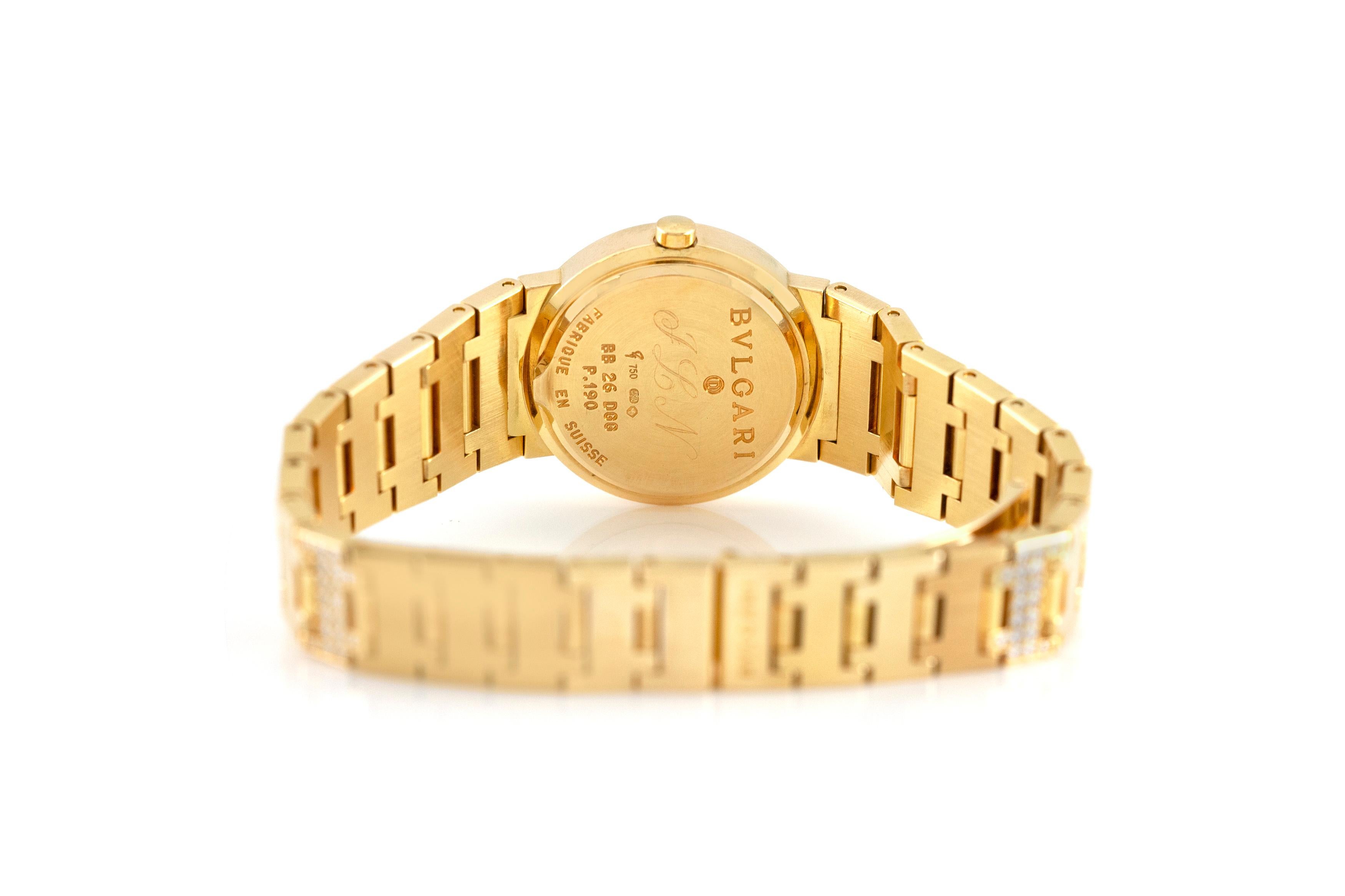 Die Uhr ist fein in 18k Gelbgold mit Diamanten gefertigt.

Zeichen von BVLGARI