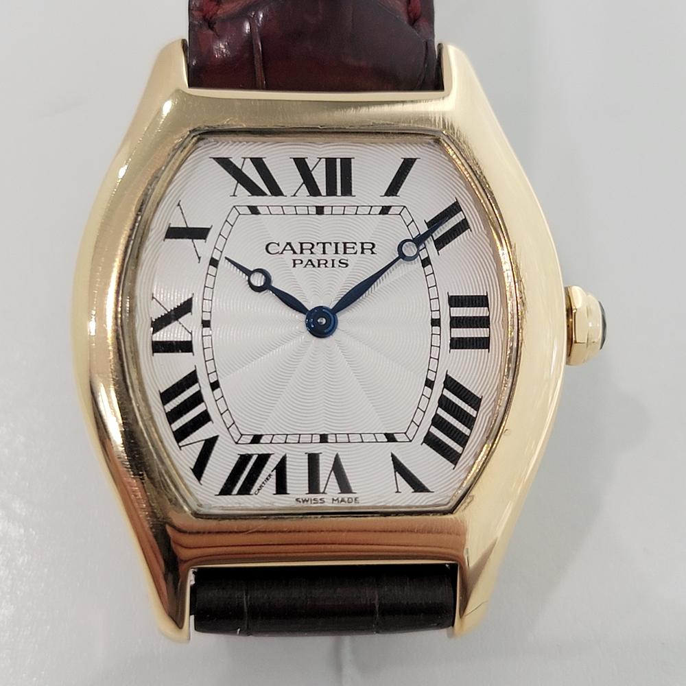 Zeitloser Luxus, Midsize 18k massivem Gold Cartier Tortue 2496D Handaufzug Kleid Uhr, c.2000s, alle original, in einwandfreiem, funktionierenden Zustand. Von einem Uhrmachermeister für echt befunden. Wunderschönes, klassisches, von Cartier