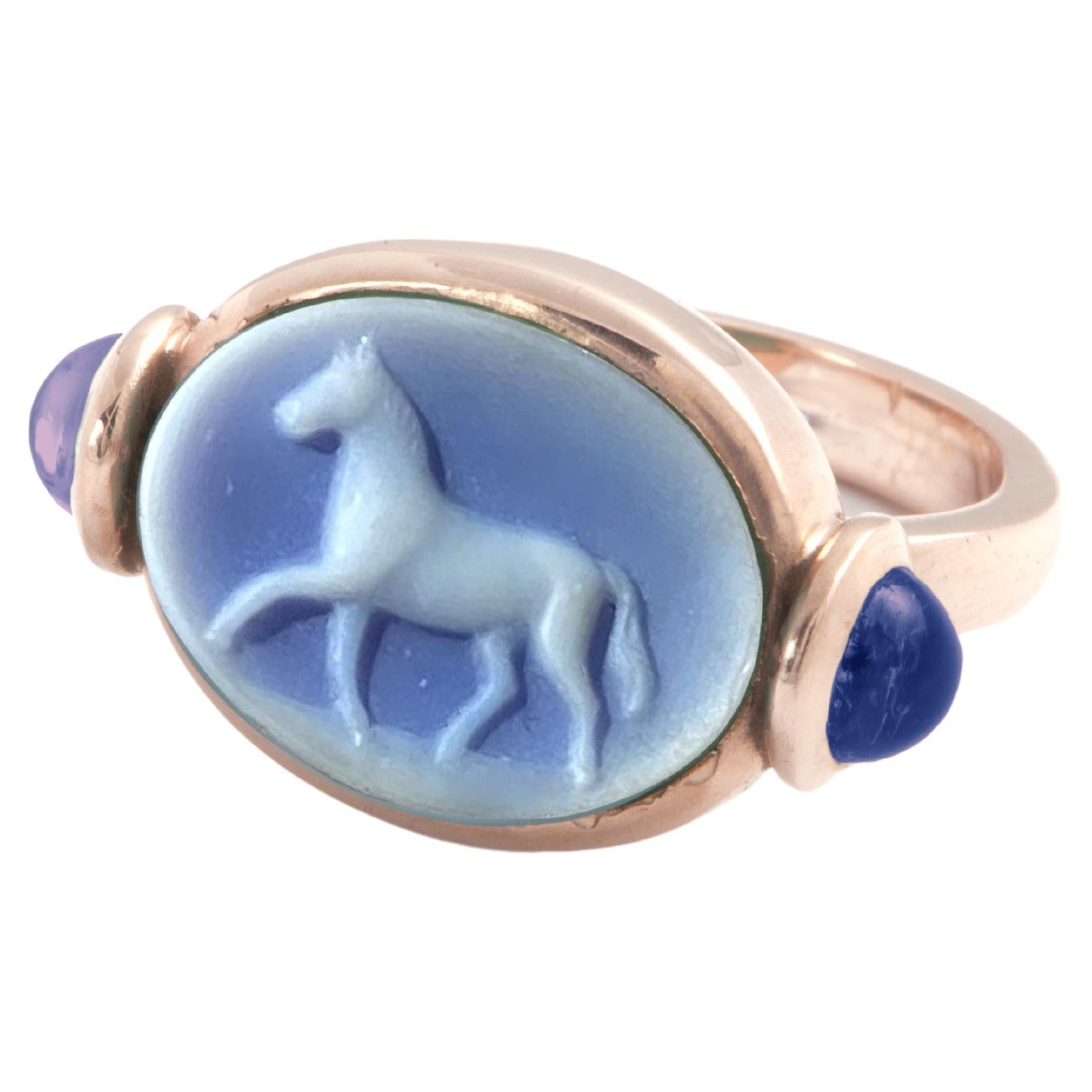 Unisex Carved Horse Blue Agate 18 Karat Gold Indigo Blue Round Cut Signet Ring For Sale