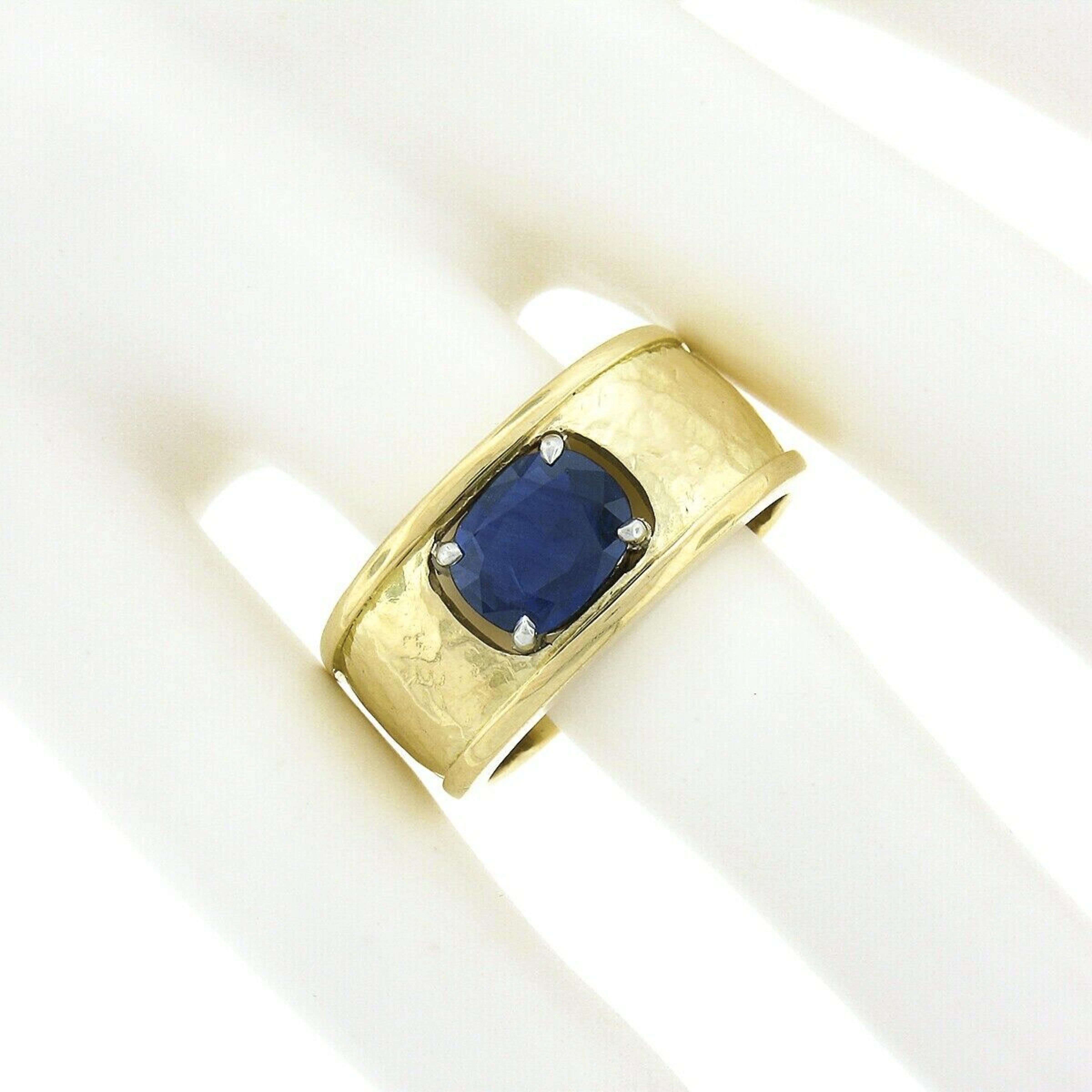 Cushion Cut Unisex Cavelti 18K Gold GIA Royal Blue Sapphire Solitaire Hammered Band Ring