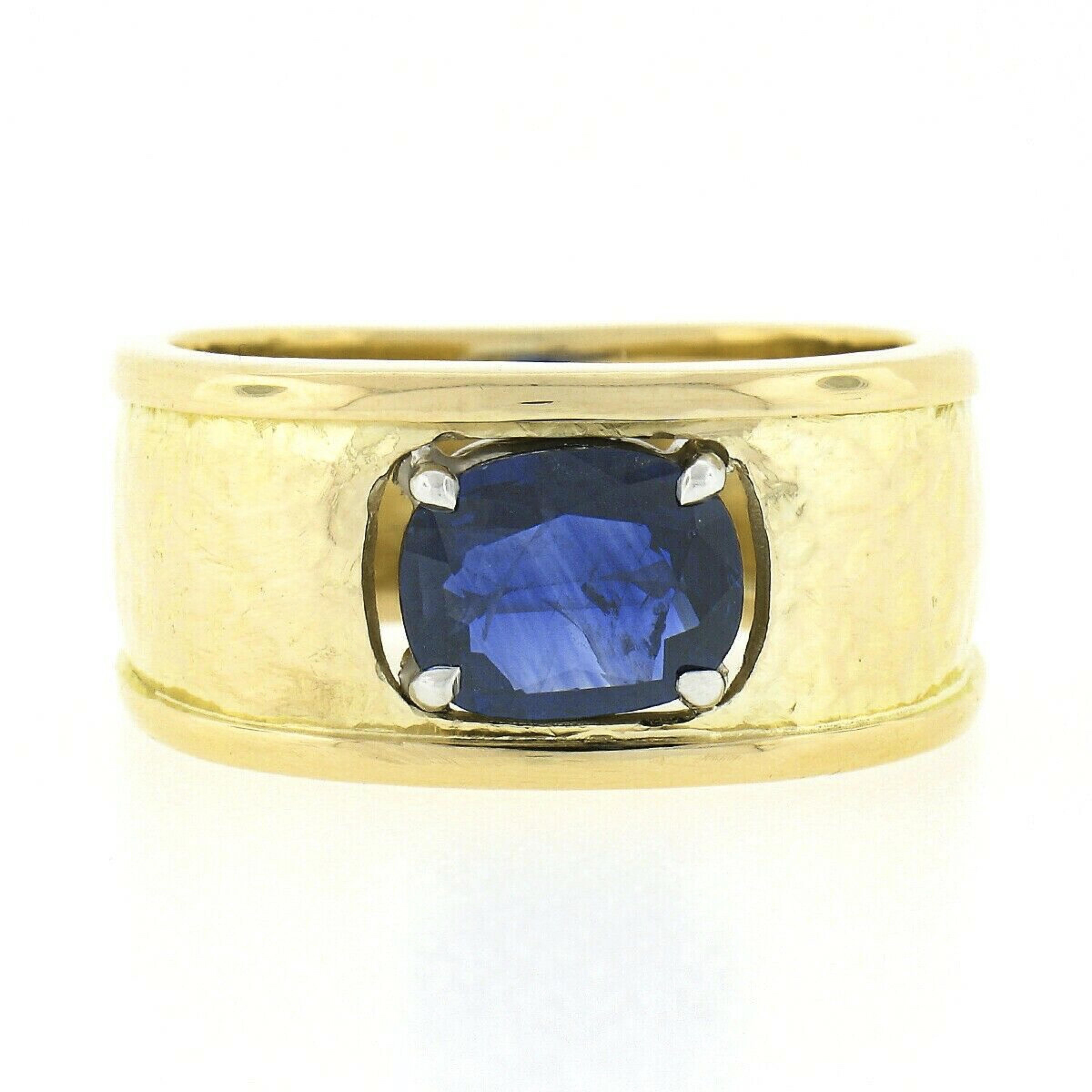 Unisex Cavelti 18K Gold GIA Royal Blue Sapphire Solitaire Hammered Band Ring In Fair Condition In Montclair, NJ