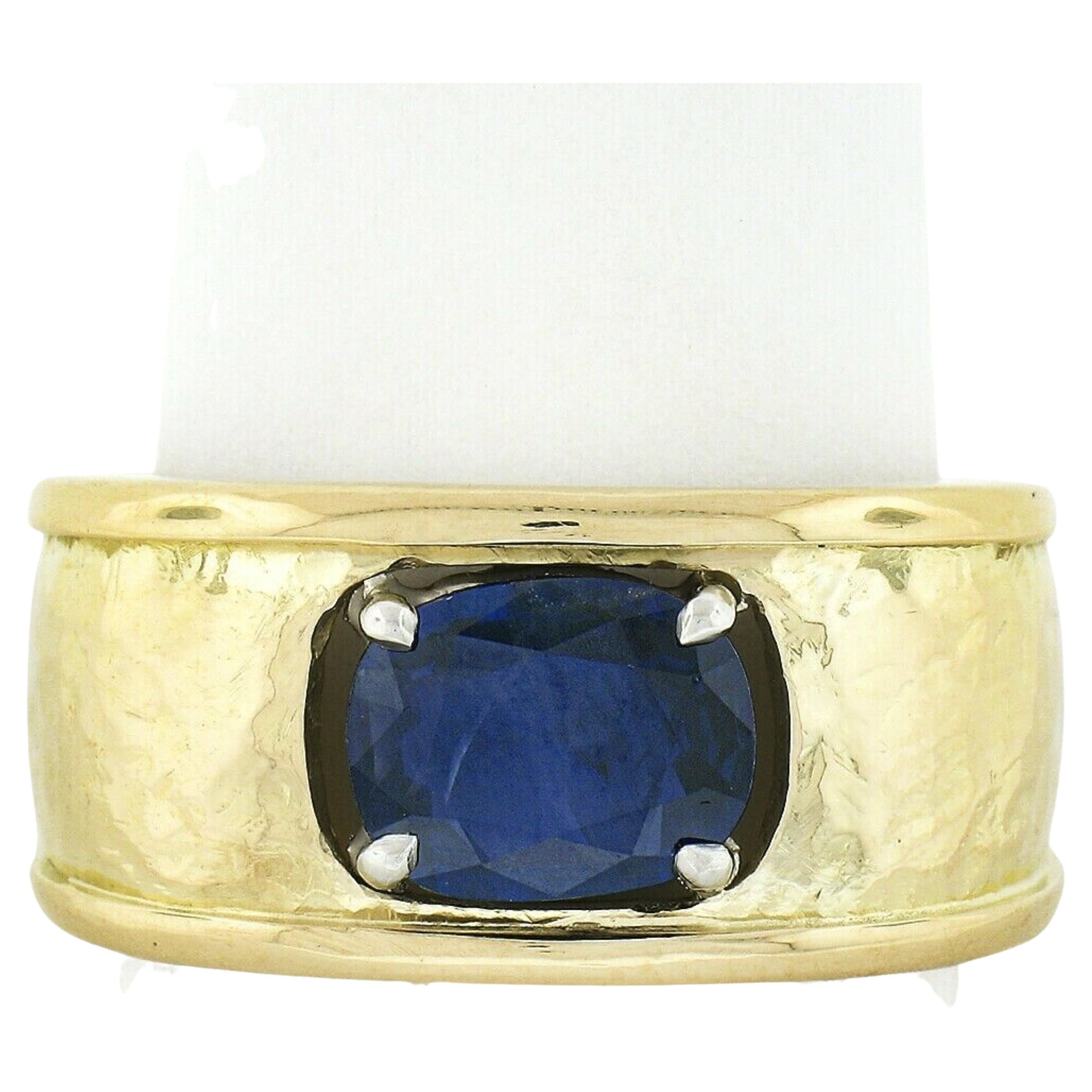 Unisex Cavelti 18K Gold GIA Royal Blue Sapphire Solitaire Hammered Band Ring For Sale