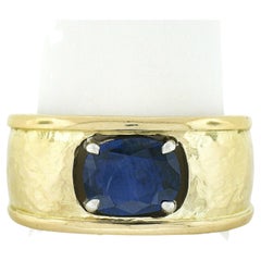 Unisex Cavelti 18K Gold GIA Royal Blue Sapphire Solitaire Hammered Band Ring