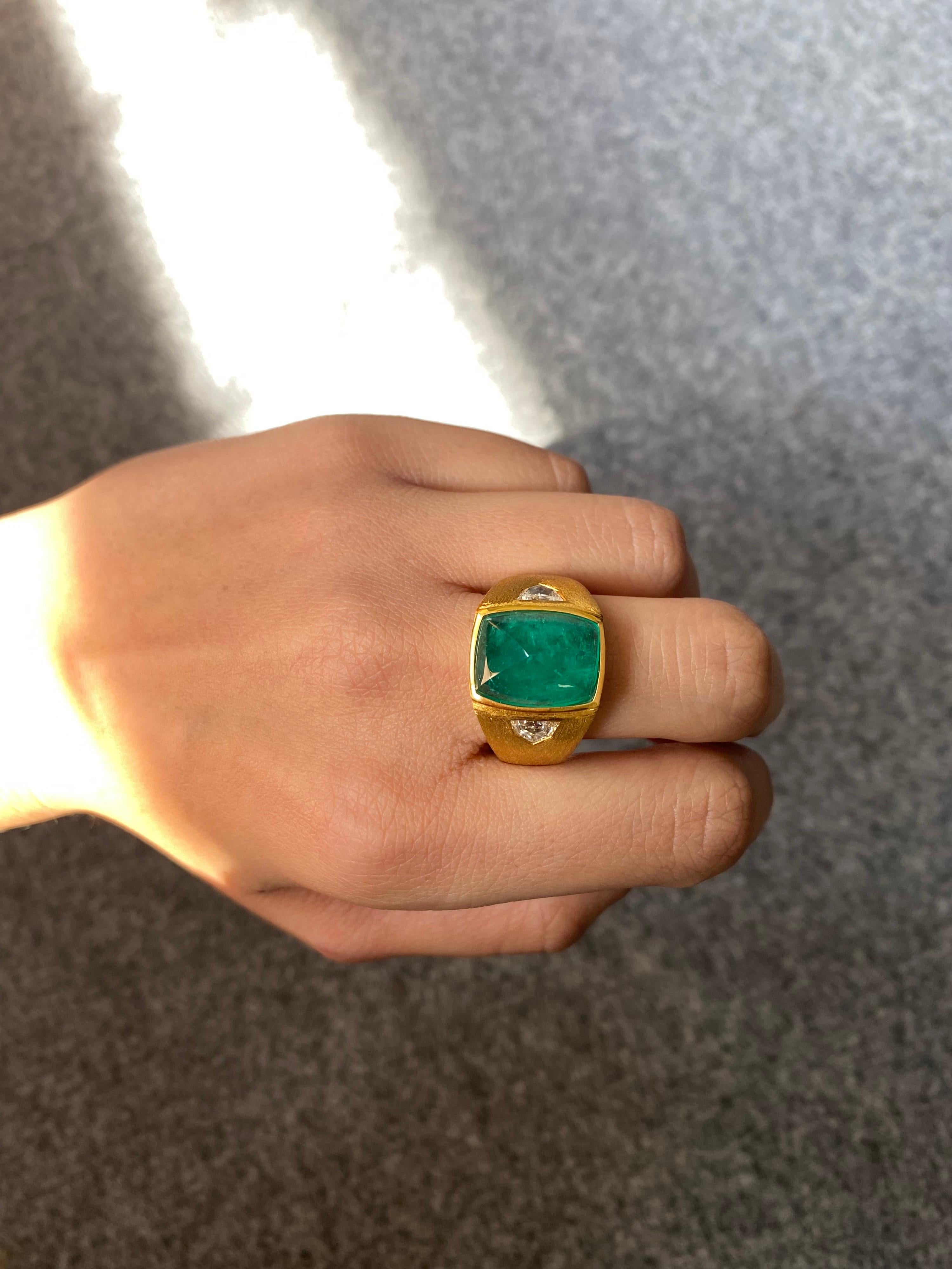 Unisex Certified 8.75 Carat Colombian Emerald and Diamond Signet Ring In New Condition For Sale In Bangkok, Thailand