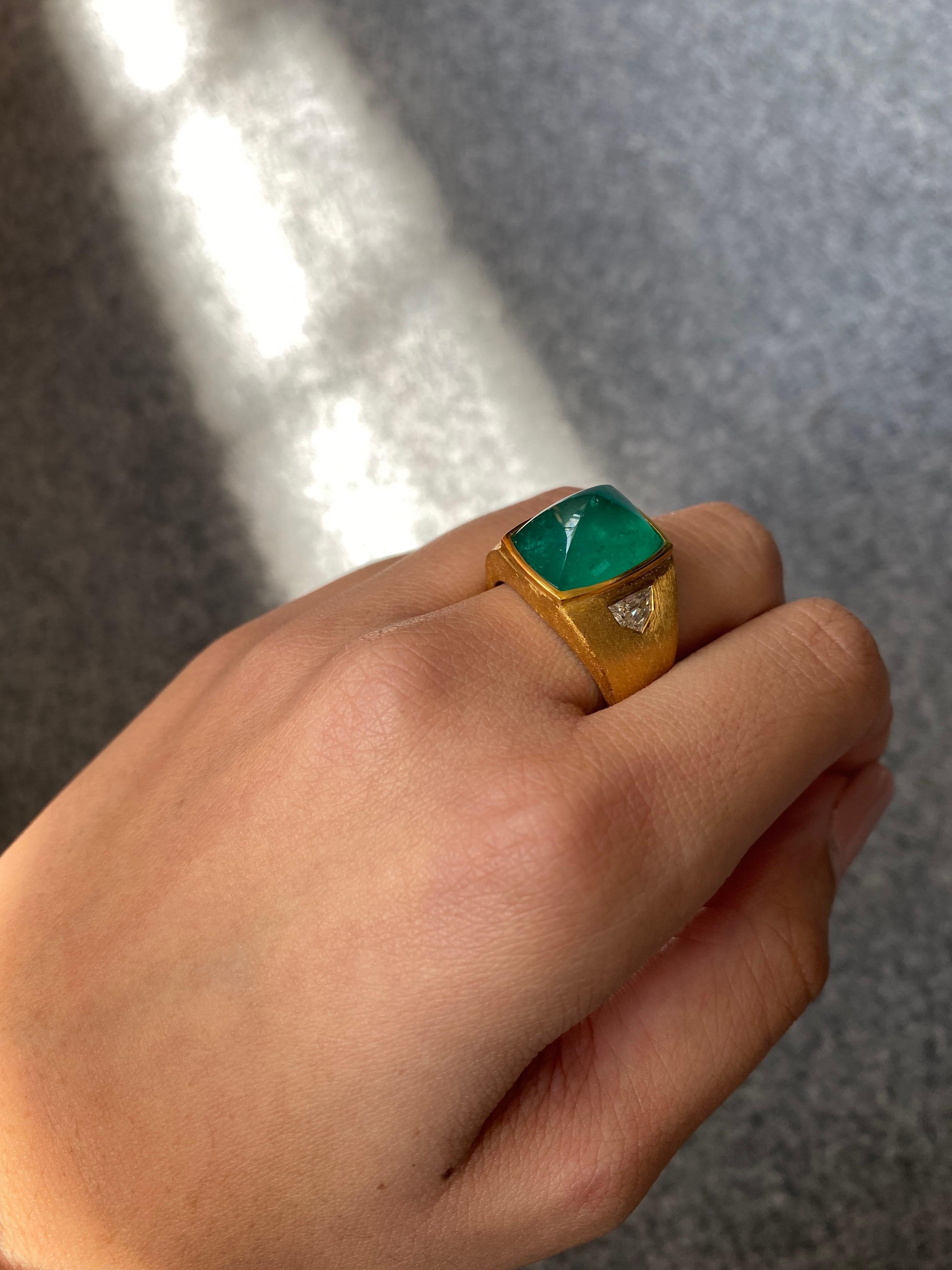 Unisex Certified 8.75 Carat Colombian Emerald and Diamond Signet Ring For Sale 1