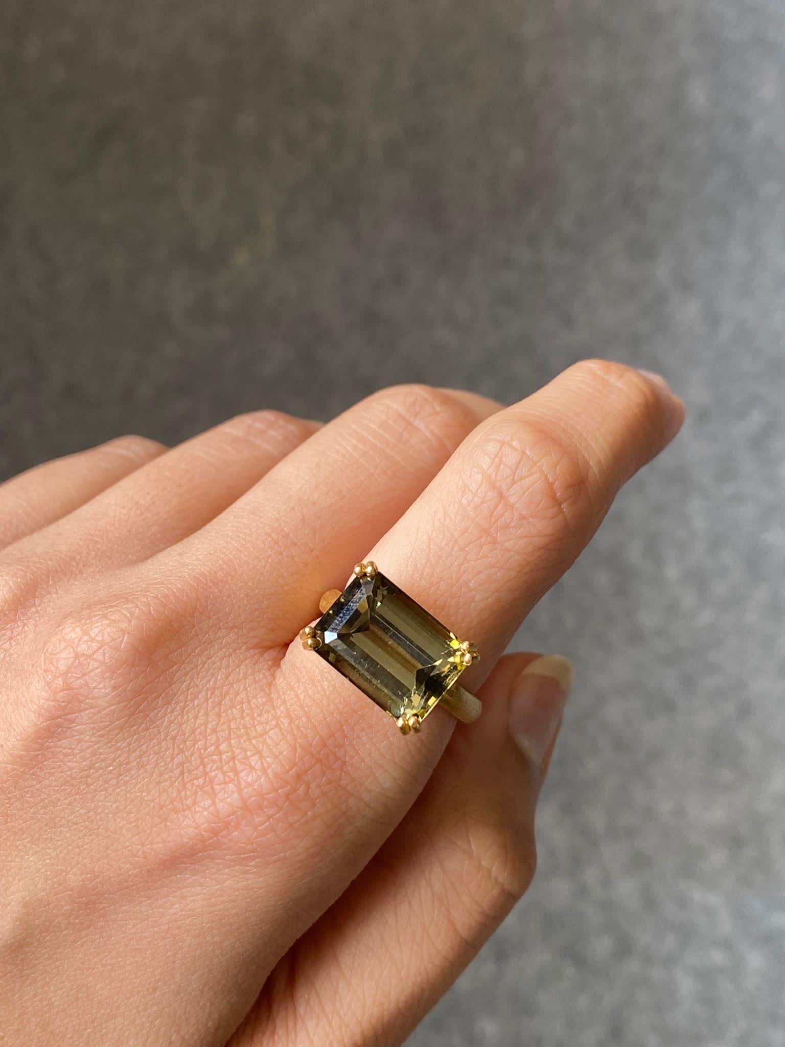Modern Unisex Certified 9.83 Carat Tourmaline Cocktail Ring in 18K Yellow Gold For Sale