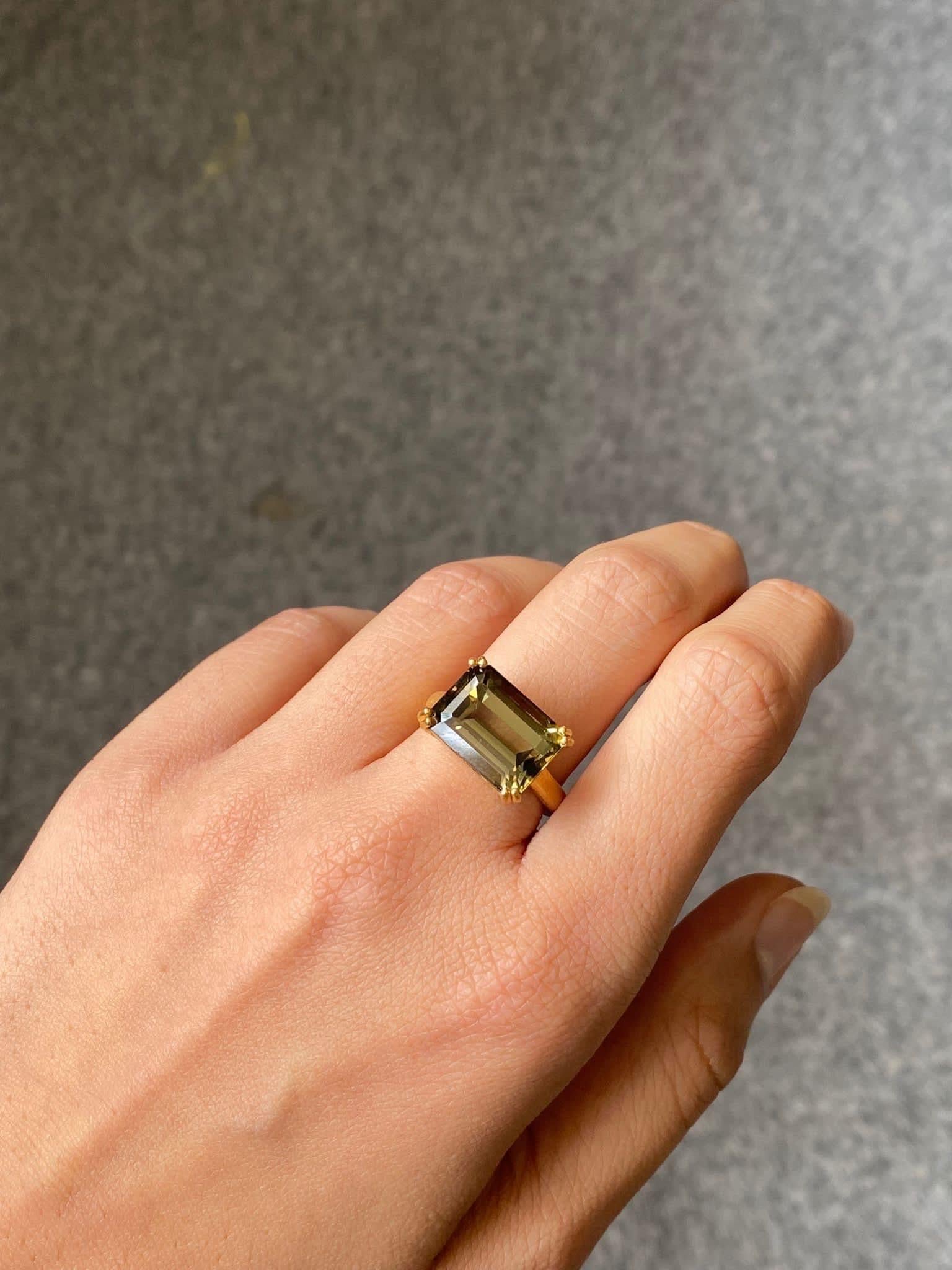 Anello cocktail con tormalina certificata unisex da 9,83 carati in oro giallo 18 carati In condizioni Nuovo in vendita a Bangkok, Thailand