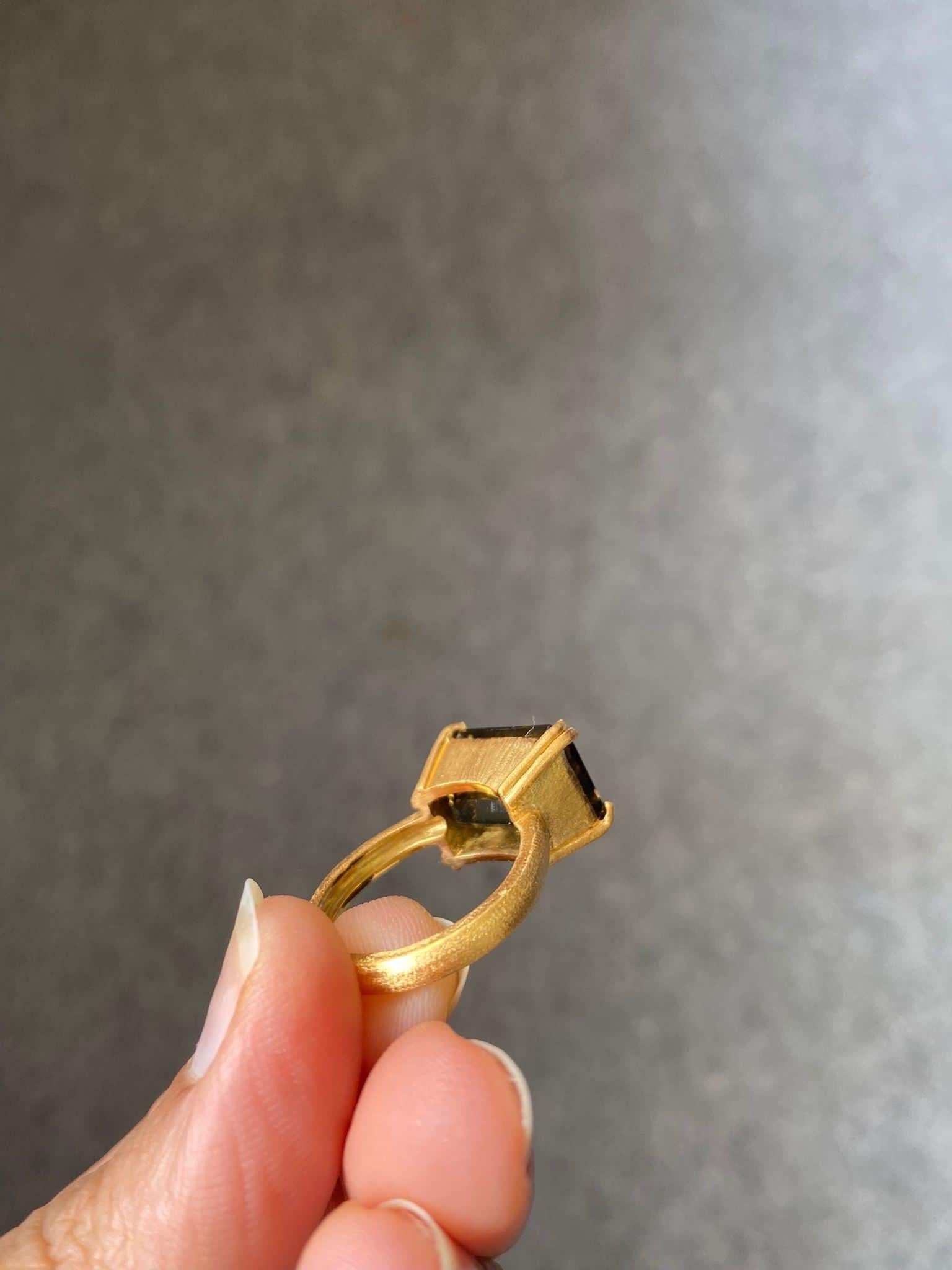 Unisex Certified 9.83 Carat Tourmaline Cocktail Ring in 18K Yellow Gold For Sale 4