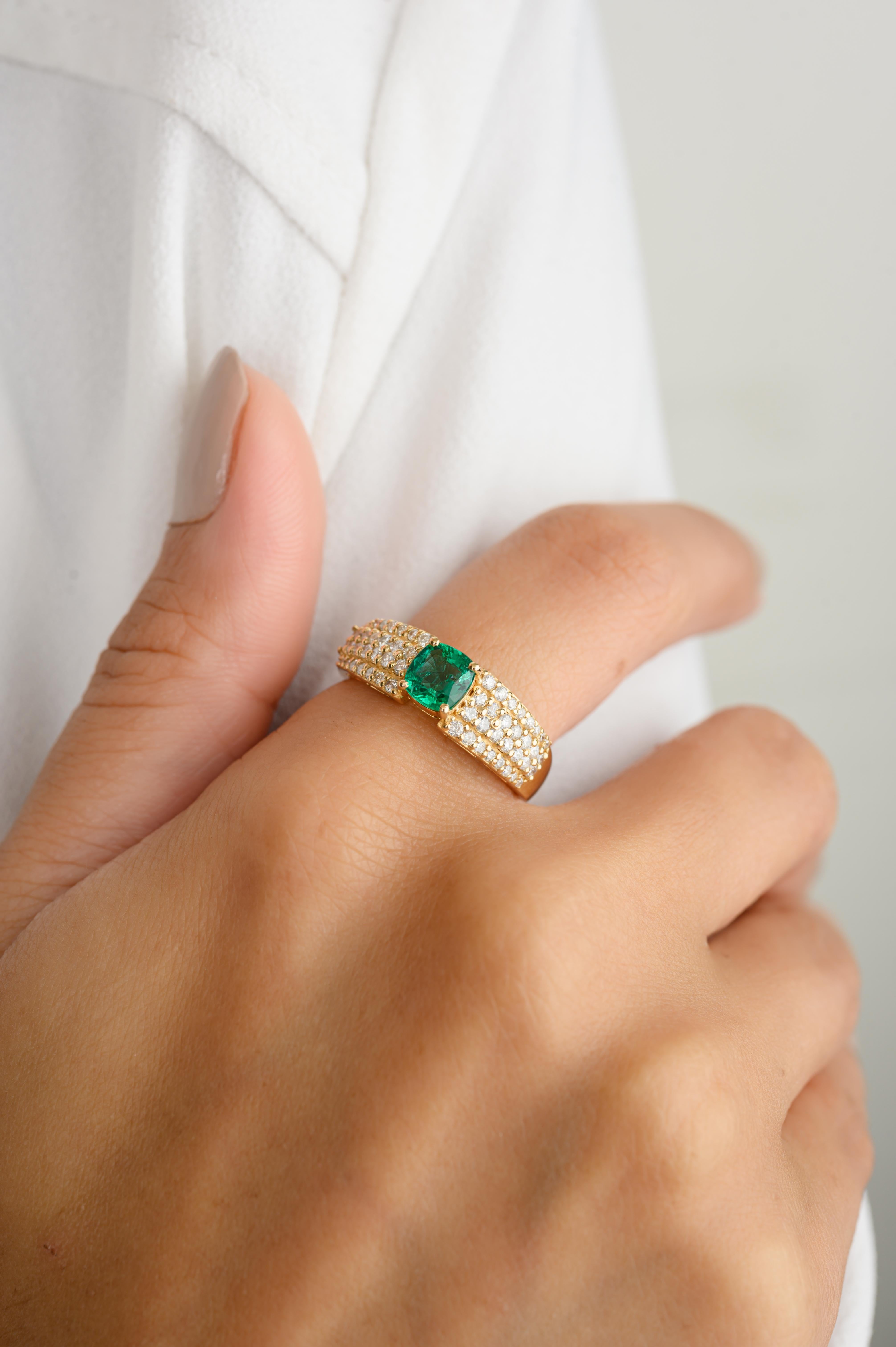 En vente :  Bague de fiançailles unisexe en or jaune massif 18 carats avec diamants et émeraude taille coussin 2