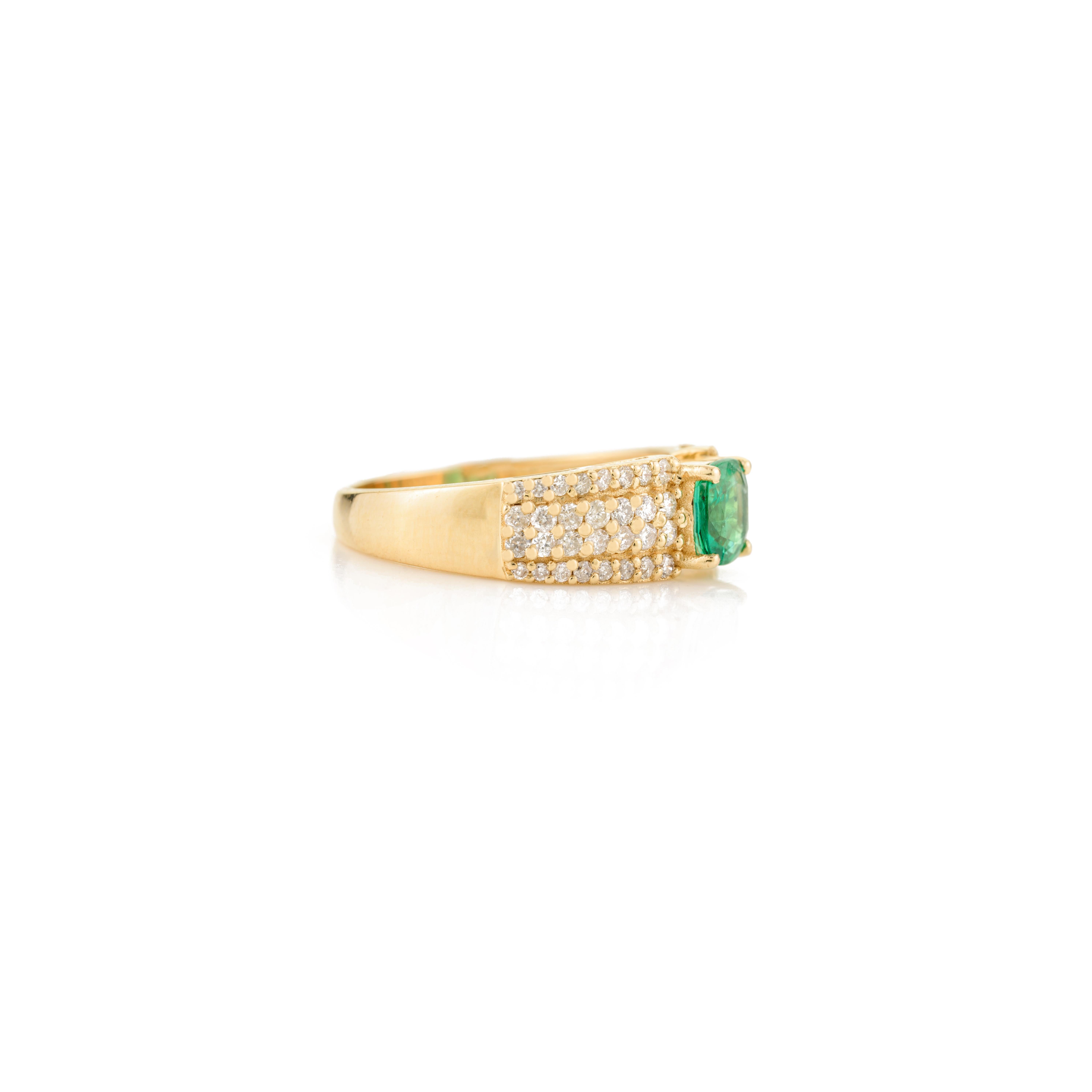 En vente :  Bague de fiançailles unisexe en or jaune massif 18 carats avec diamants et émeraude taille coussin 3