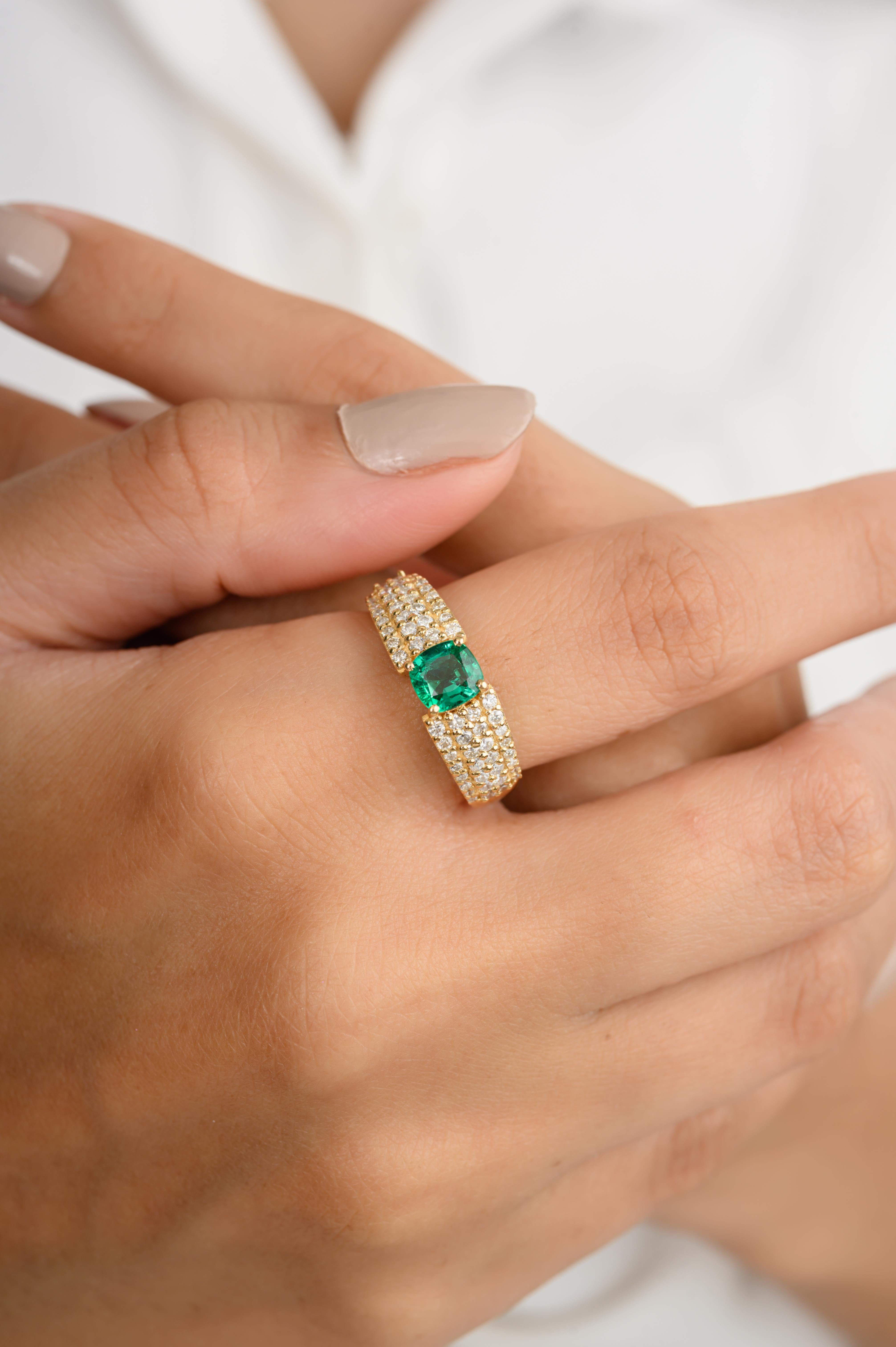 En vente :  Bague de fiançailles unisexe en or jaune massif 18 carats avec diamants et émeraude taille coussin 4