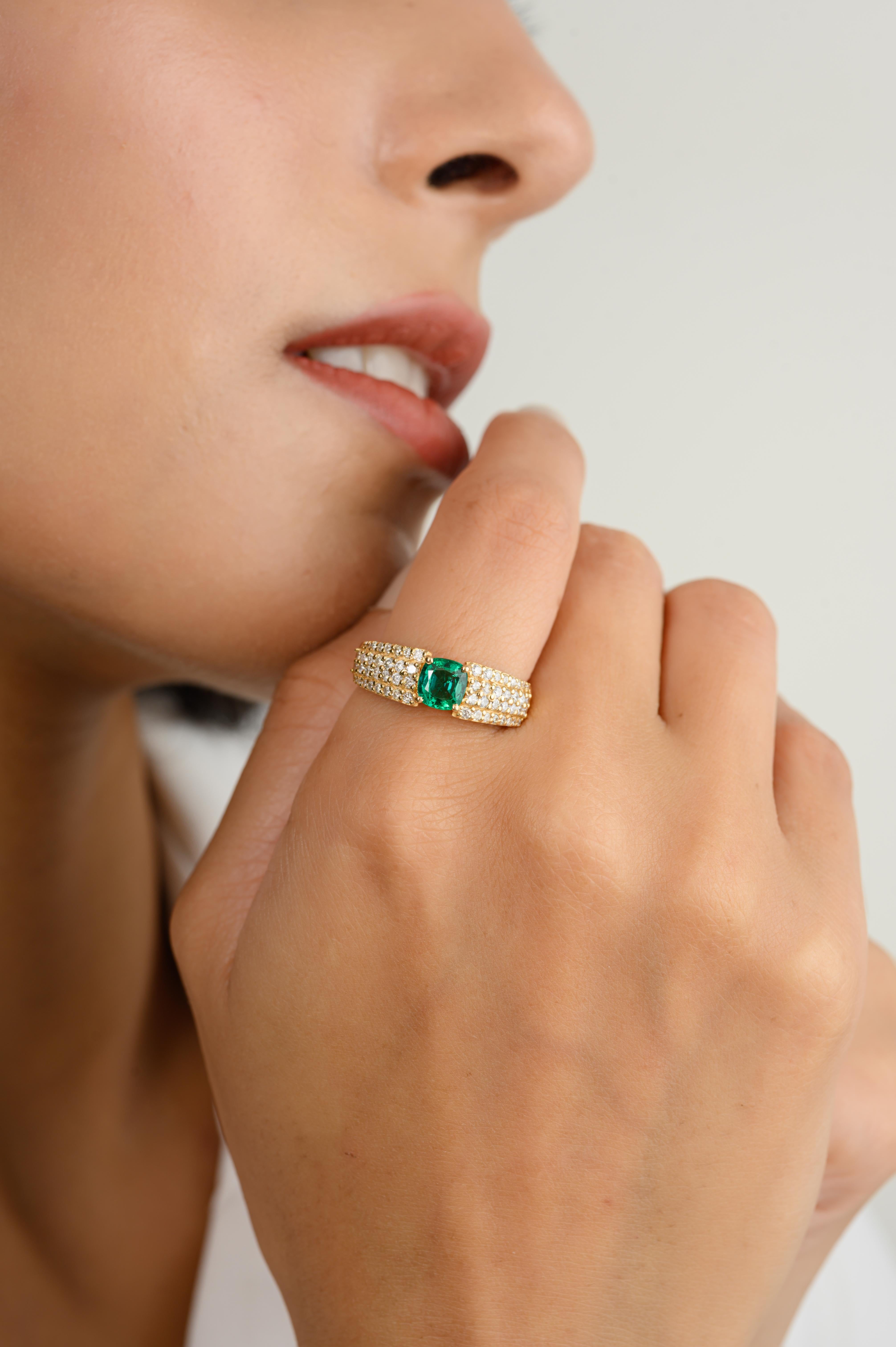 En vente :  Bague de fiançailles unisexe en or jaune massif 18 carats avec diamants et émeraude taille coussin 6
