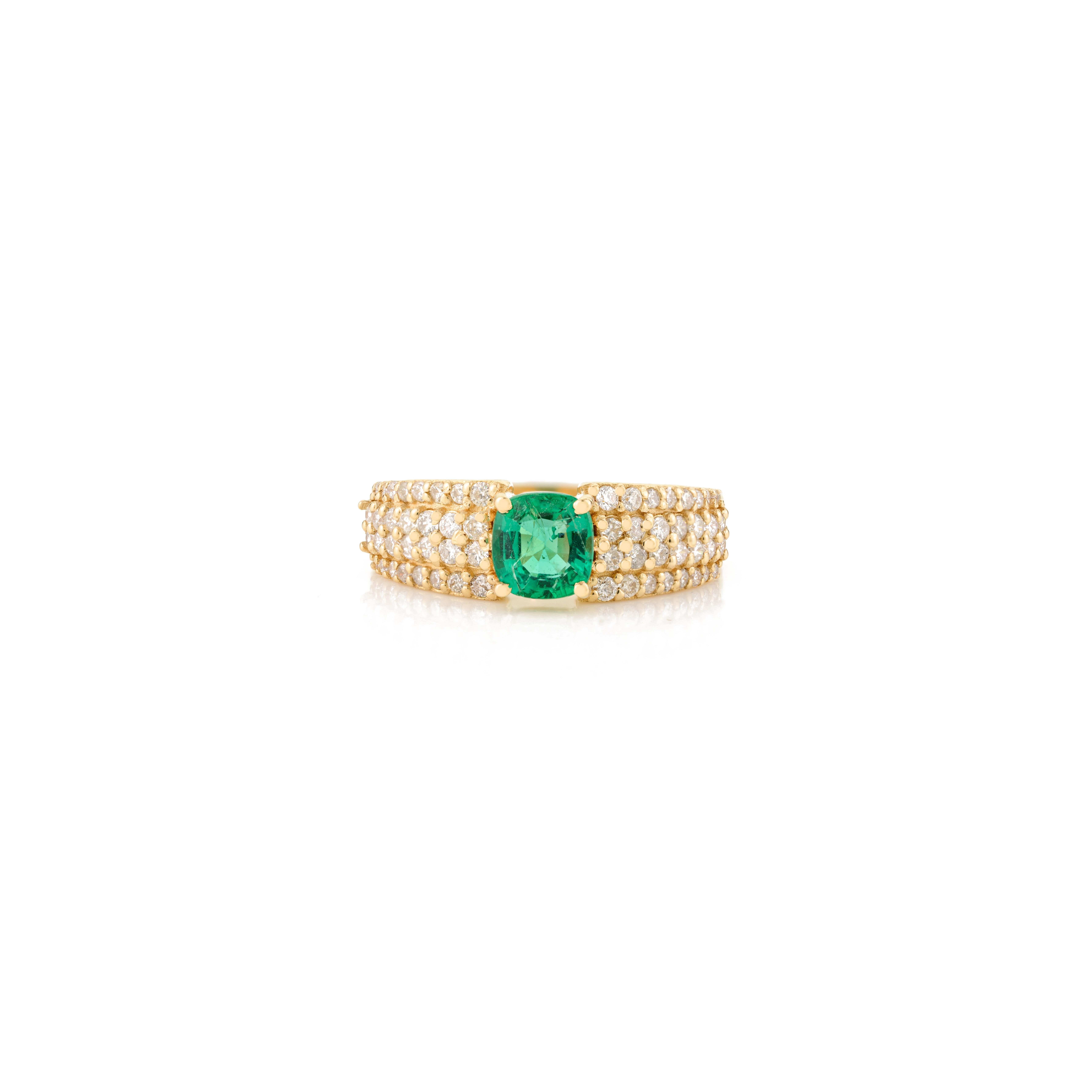 En vente :  Bague de fiançailles unisexe en or jaune massif 18 carats avec diamants et émeraude taille coussin 8