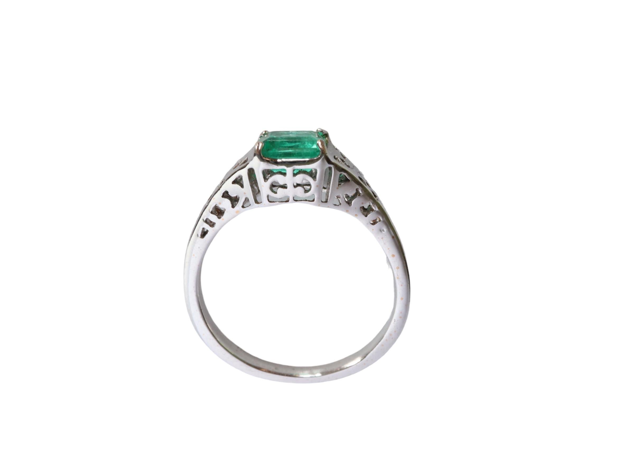 Unisex Designed Colombian Emerald Ring For Sale 1