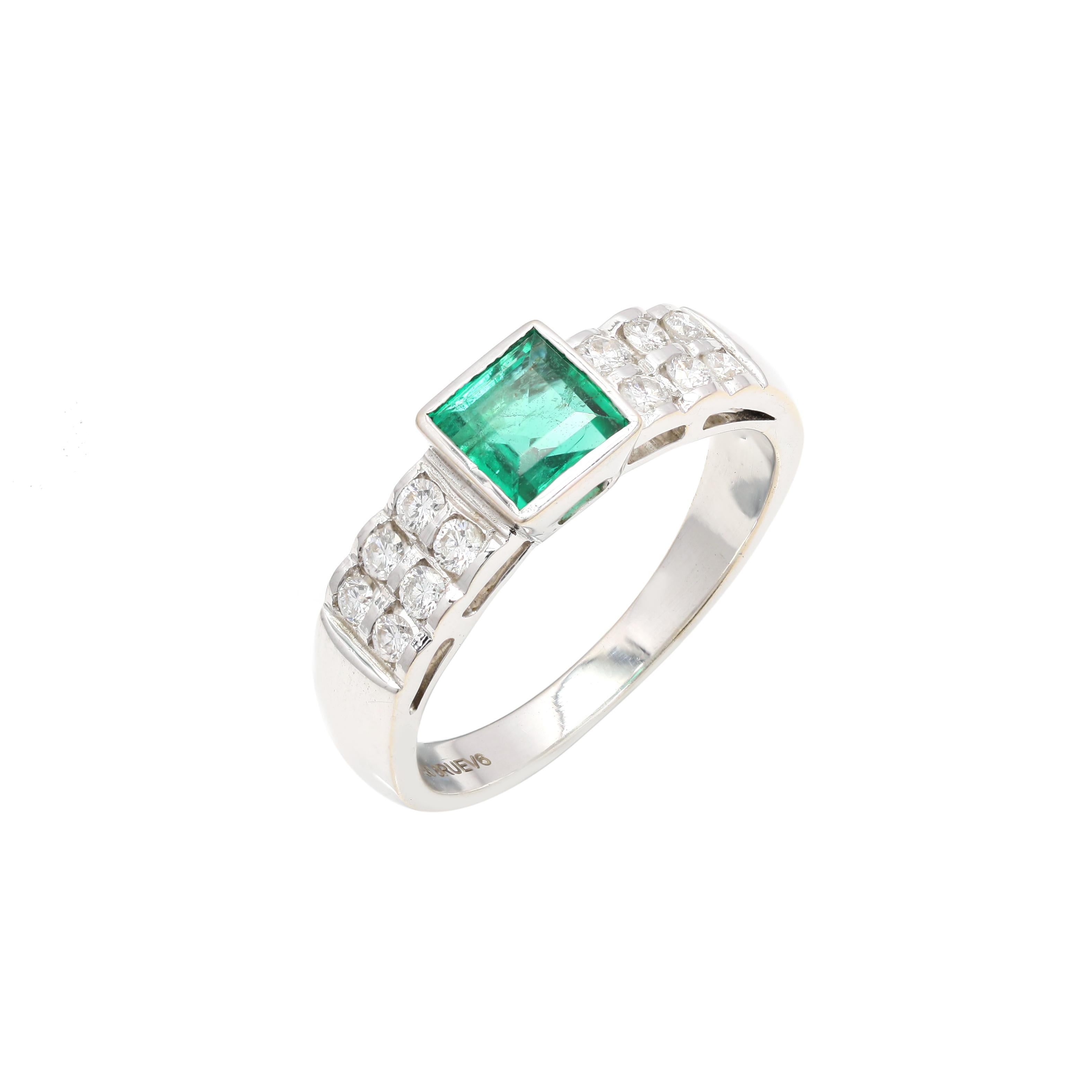 For Sale:  Unisex Diamond and Emerald Wedding Band Ring in 18k White Gold for Men 4