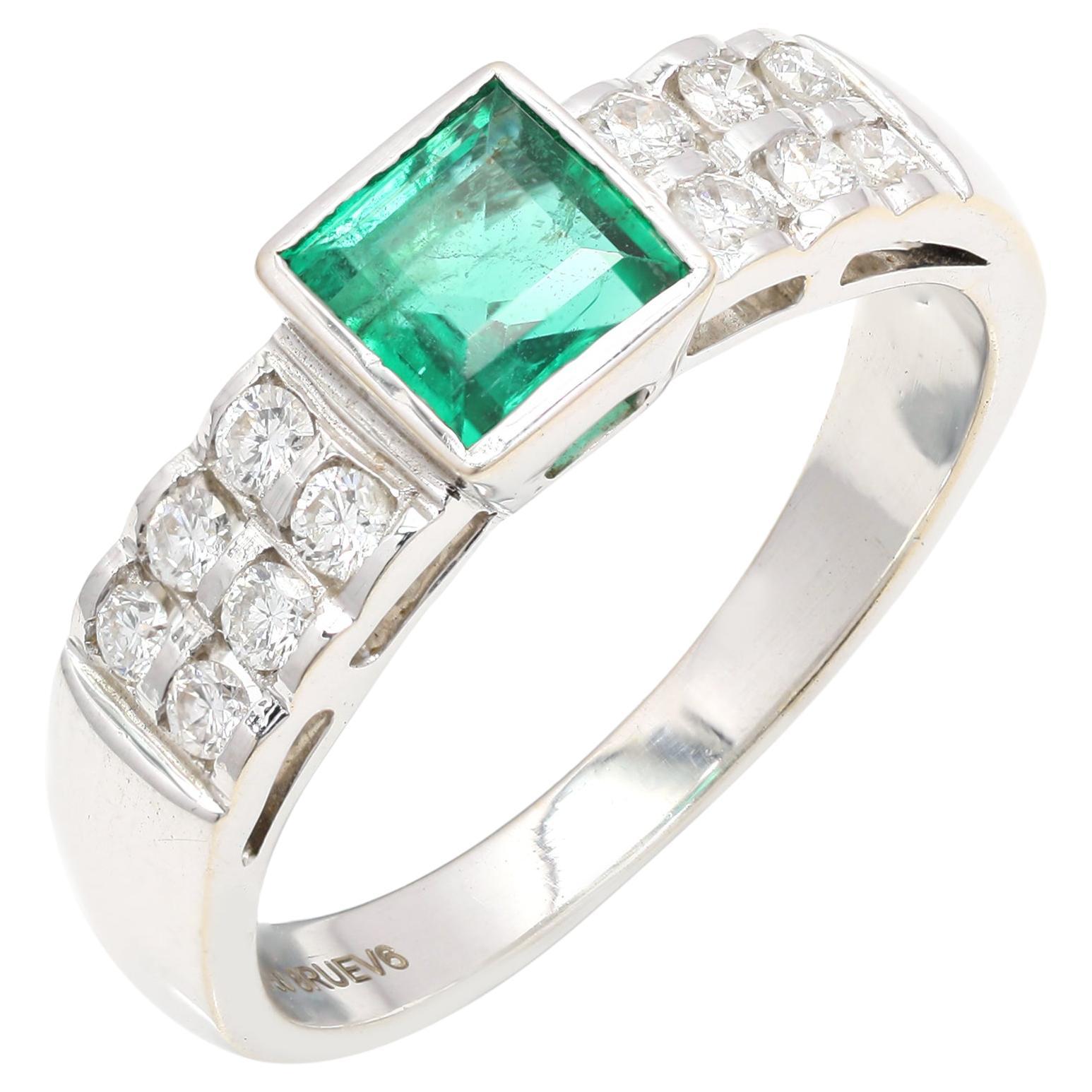 For Sale:  Unisex Diamond and Emerald Wedding Band Ring in 18k White Gold for Men