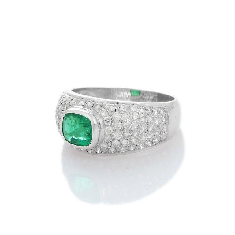 En venta: Anillo de compromiso unisex con racimo de diamantes y cúpula de esmeralda en oro blanco macizo de 18k  10